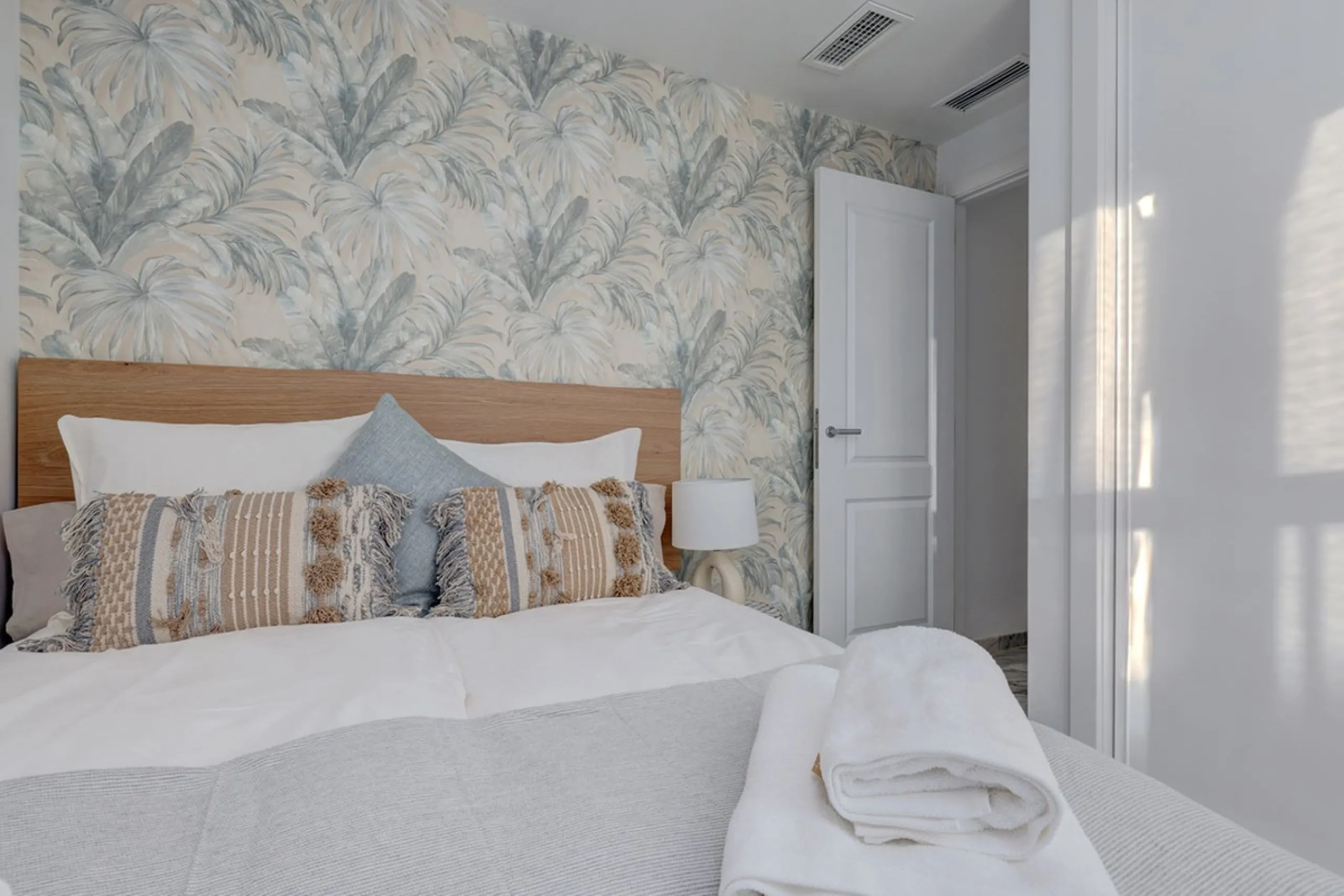 This amazing recently renovated duplex penthouse is located 5 minutes from MarbellaCenter in a complex 2 minutes walking distance to the sea with stunning gardens, tennis courts and swimming pools. Thanks to the careful design, the apartment is an island 