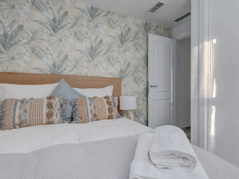 This amazing recently renovated duplex penthouse is located 5 minutes from MarbellaCenter in a complex 2 minutes walking distance to the sea with stunning gardens, tennis courts and swimming pools. Thanks to the careful design, the apartment is an island 