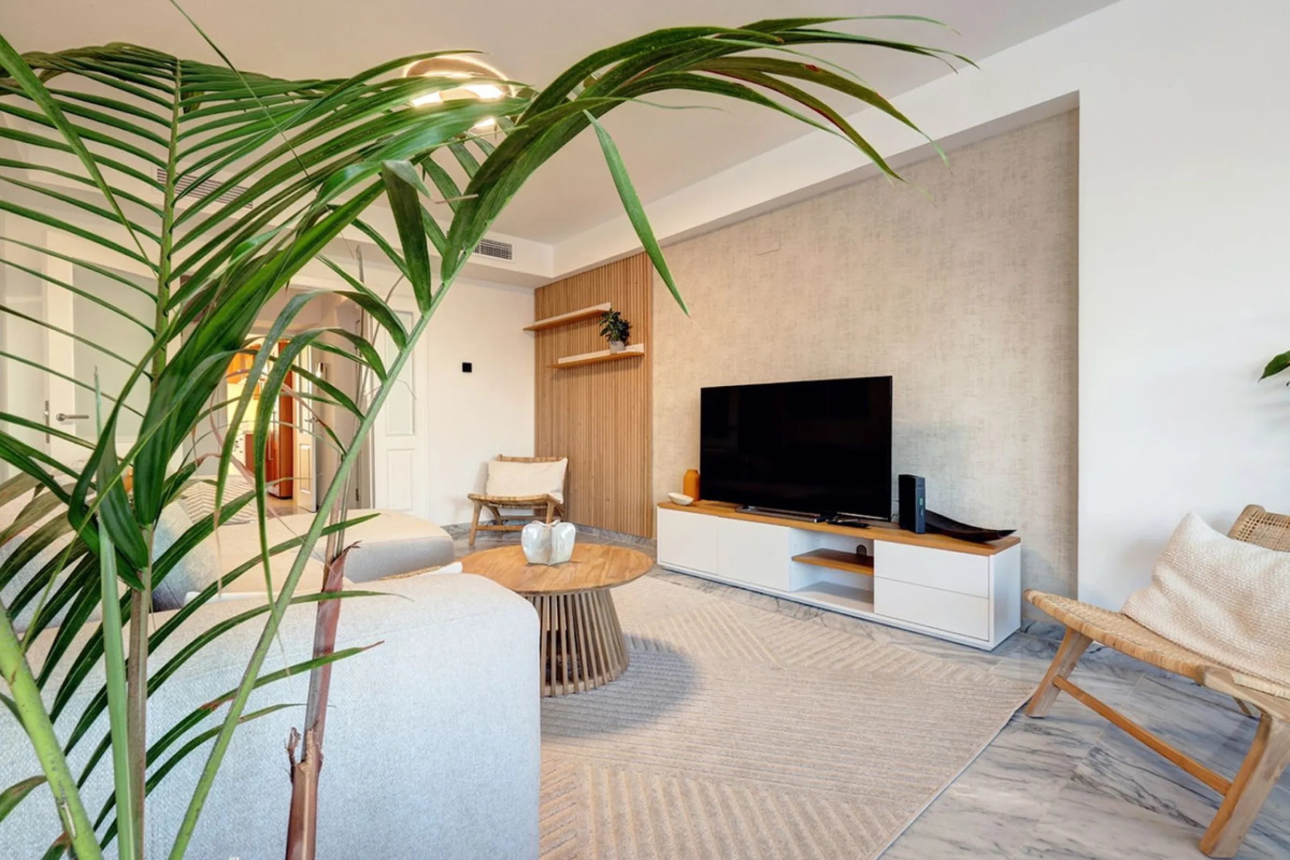 This amazing recently renovated duplex penthouse is located 5 minutes from MarbellaCenter in a complex 2 minutes walking distance to the sea with stunning gardens, tennis courts and swimming pools. Thanks to the careful design, the apartment is an island 