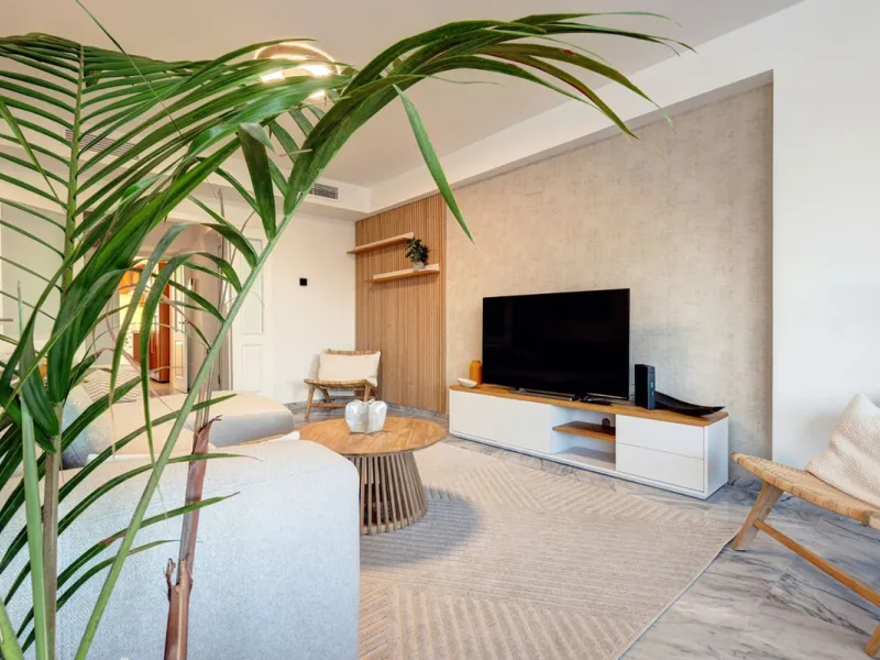 This amazing recently renovated duplex penthouse is located 5 minutes from MarbellaCenter in a complex 2 minutes walking distance to the sea with stunning gardens, tennis courts and swimming pools. Thanks to the careful design, the apartment is an island 