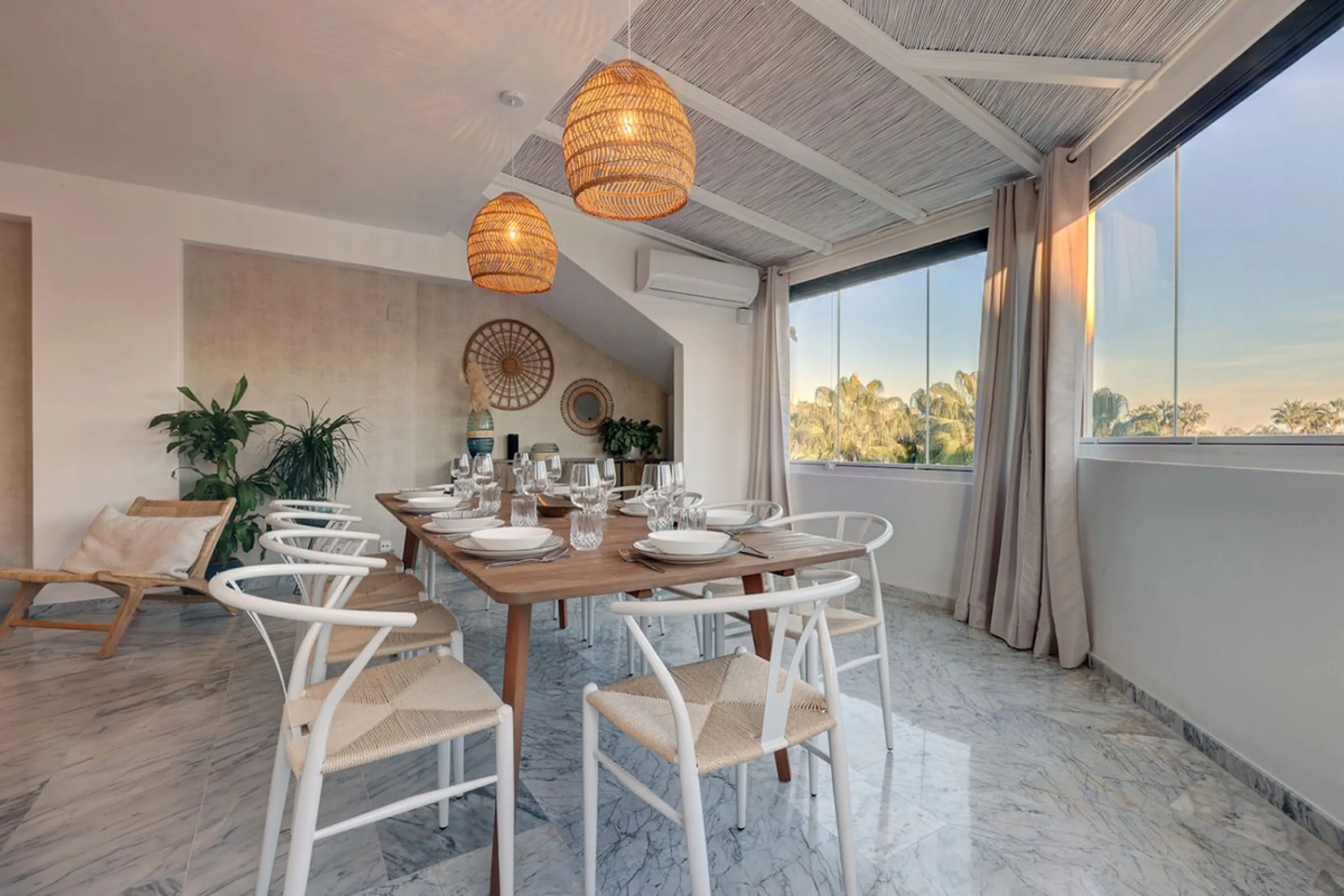 This amazing recently renovated duplex penthouse is located 5 minutes from MarbellaCenter in a complex 2 minutes walking distance to the sea with stunning gardens, tennis courts and swimming pools. Thanks to the careful design, the apartment is an island 