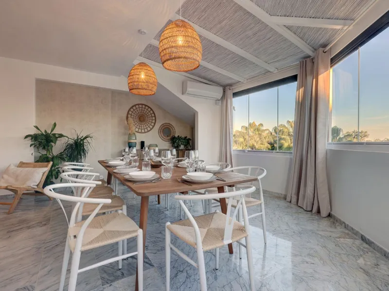 This amazing recently renovated duplex penthouse is located 5 minutes from MarbellaCenter in a complex 2 minutes walking distance to the sea with stunning gardens, tennis courts and swimming pools. Thanks to the careful design, the apartment is an island 