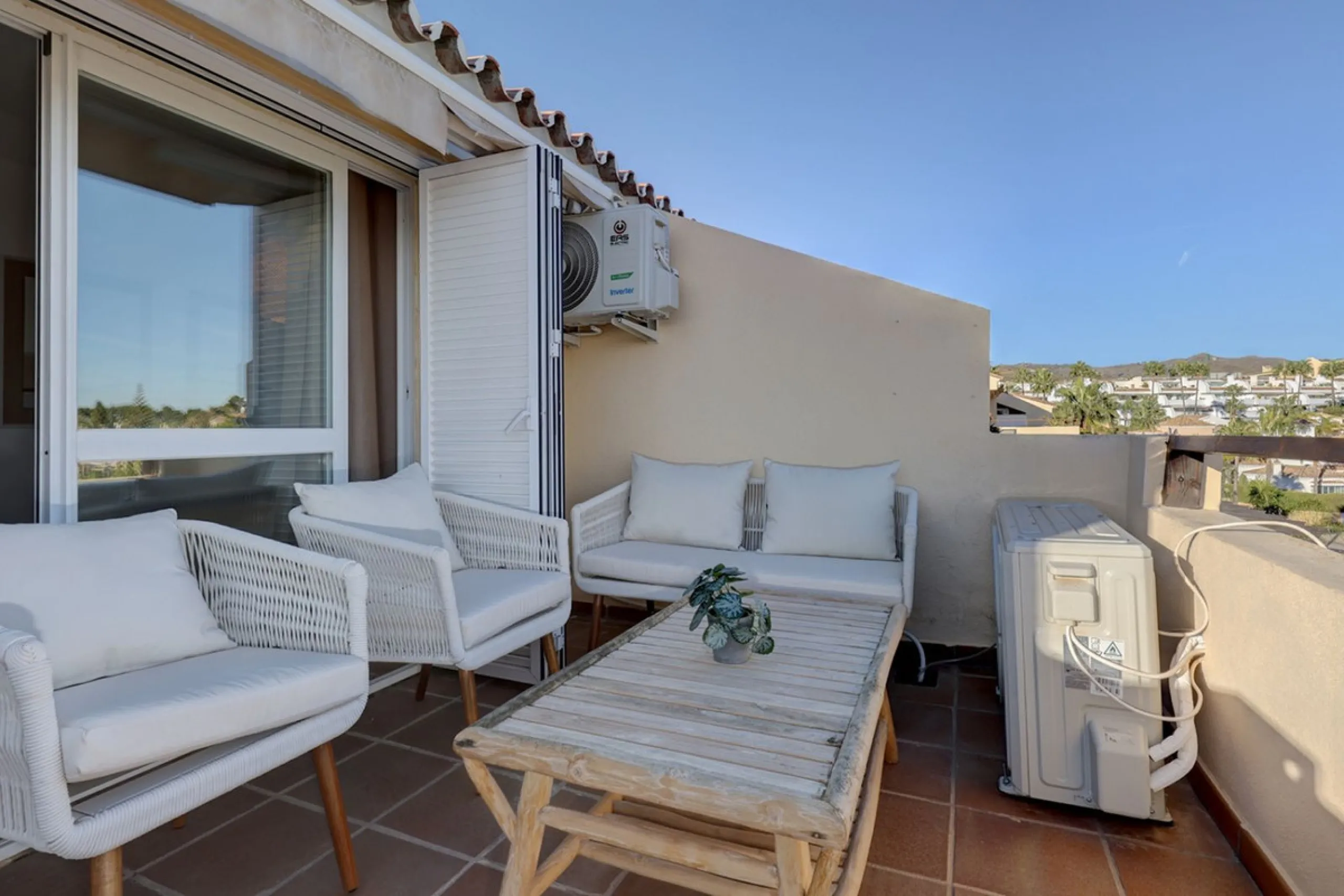 This amazing recently renovated duplex penthouse is located 5 minutes from MarbellaCenter in a complex 2 minutes walking distance to the sea with stunning gardens, tennis courts and swimming pools. Thanks to the careful design, the apartment is an island 