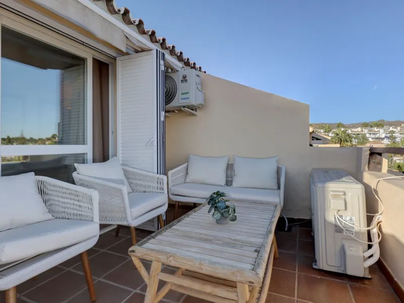 This amazing recently renovated duplex penthouse is located 5 minutes from MarbellaCenter in a complex 2 minutes walking distance to the sea with stunning gardens, tennis courts and swimming pools. Thanks to the careful design, the apartment is an island 