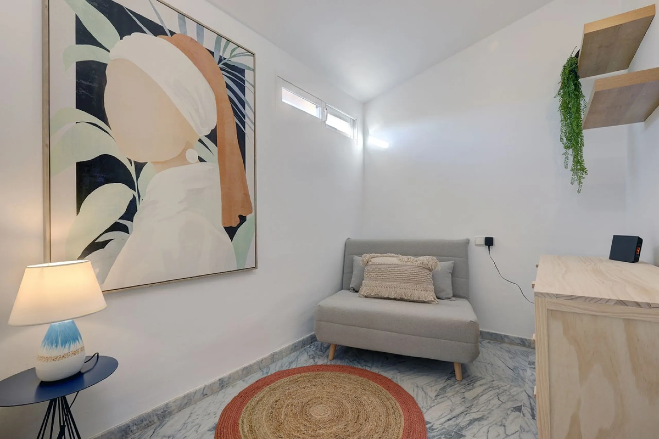 This amazing recently renovated duplex penthouse is located 5 minutes from MarbellaCenter in a complex 2 minutes walking distance to the sea with stunning gardens, tennis courts and swimming pools. Thanks to the careful design, the apartment is an island 