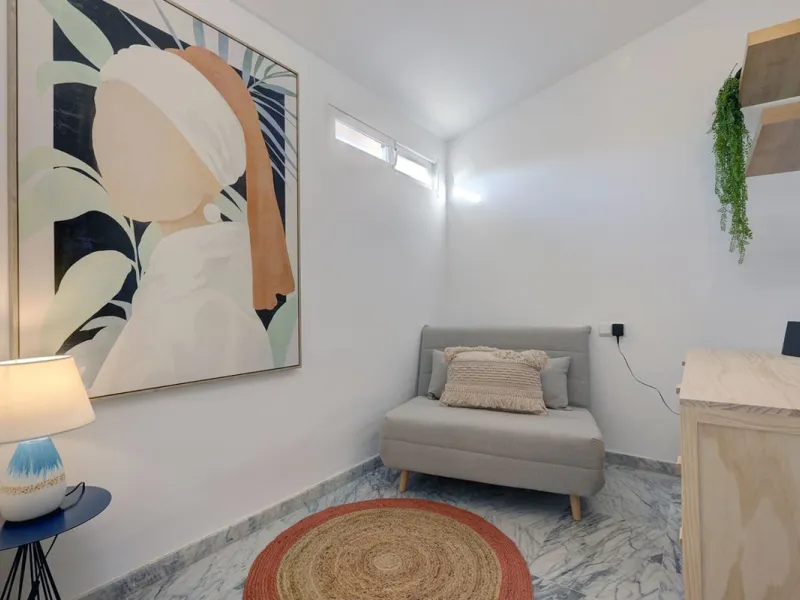 This amazing recently renovated duplex penthouse is located 5 minutes from MarbellaCenter in a complex 2 minutes walking distance to the sea with stunning gardens, tennis courts and swimming pools. Thanks to the careful design, the apartment is an island 
