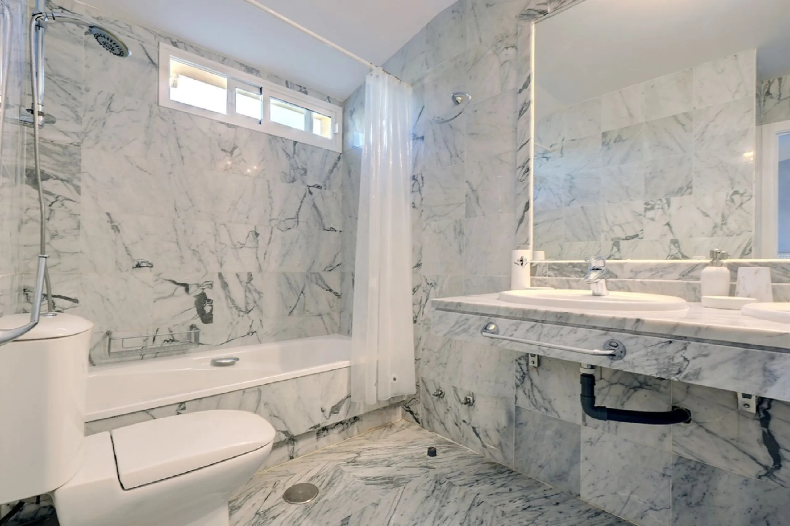 This amazing recently renovated duplex penthouse is located 5 minutes from MarbellaCenter in a complex 2 minutes walking distance to the sea with stunning gardens, tennis courts and swimming pools. Thanks to the careful design, the apartment is an island 