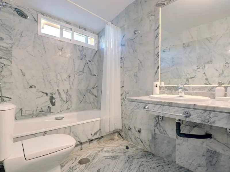 This amazing recently renovated duplex penthouse is located 5 minutes from MarbellaCenter in a complex 2 minutes walking distance to the sea with stunning gardens, tennis courts and swimming pools. Thanks to the careful design, the apartment is an island 