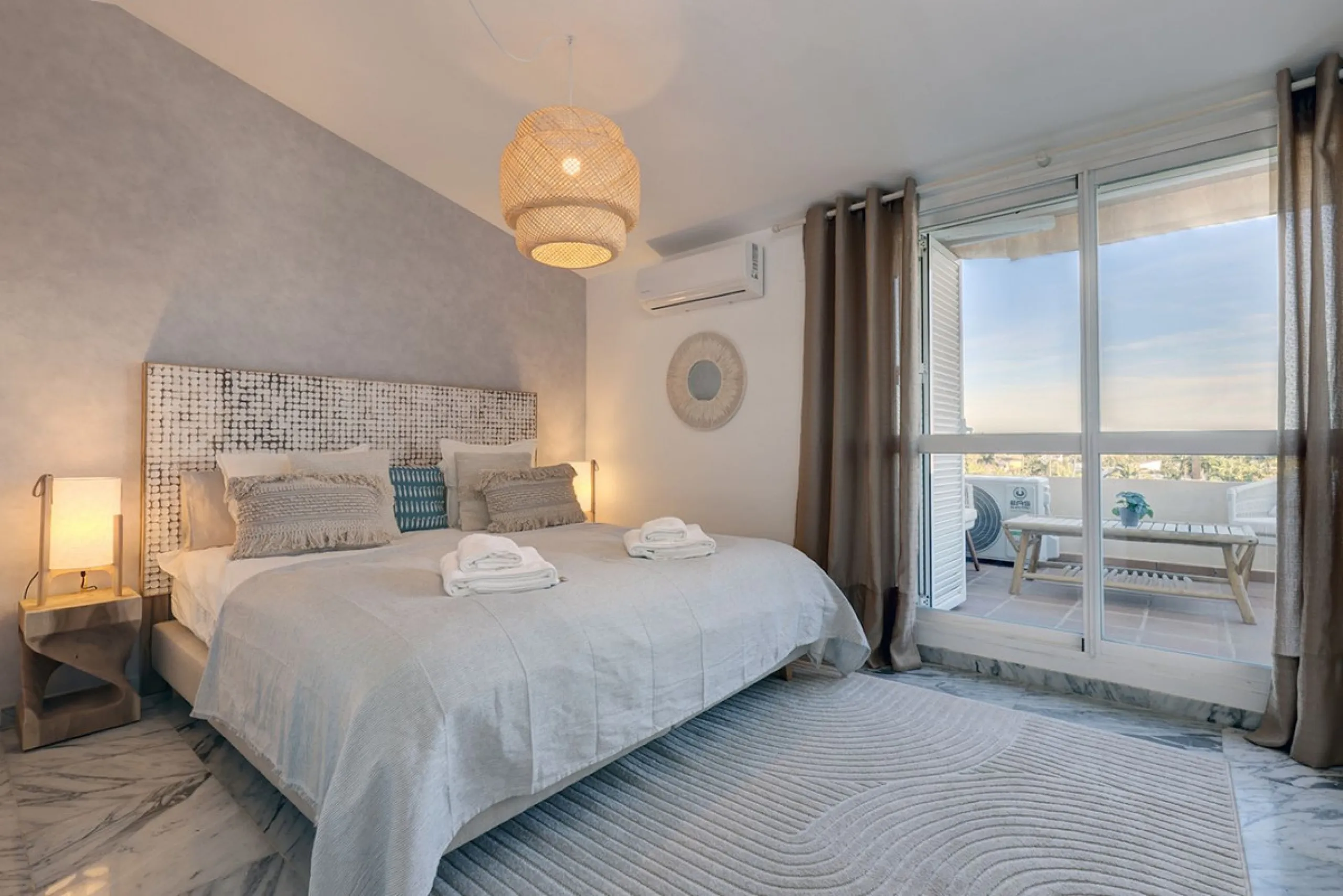 This amazing recently renovated duplex penthouse is located 5 minutes from MarbellaCenter in a complex 2 minutes walking distance to the sea with stunning gardens, tennis courts and swimming pools. Thanks to the careful design, the apartment is an island 