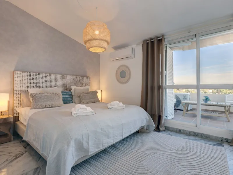 This amazing recently renovated duplex penthouse is located 5 minutes from MarbellaCenter in a complex 2 minutes walking distance to the sea with stunning gardens, tennis courts and swimming pools. Thanks to the careful design, the apartment is an island 
