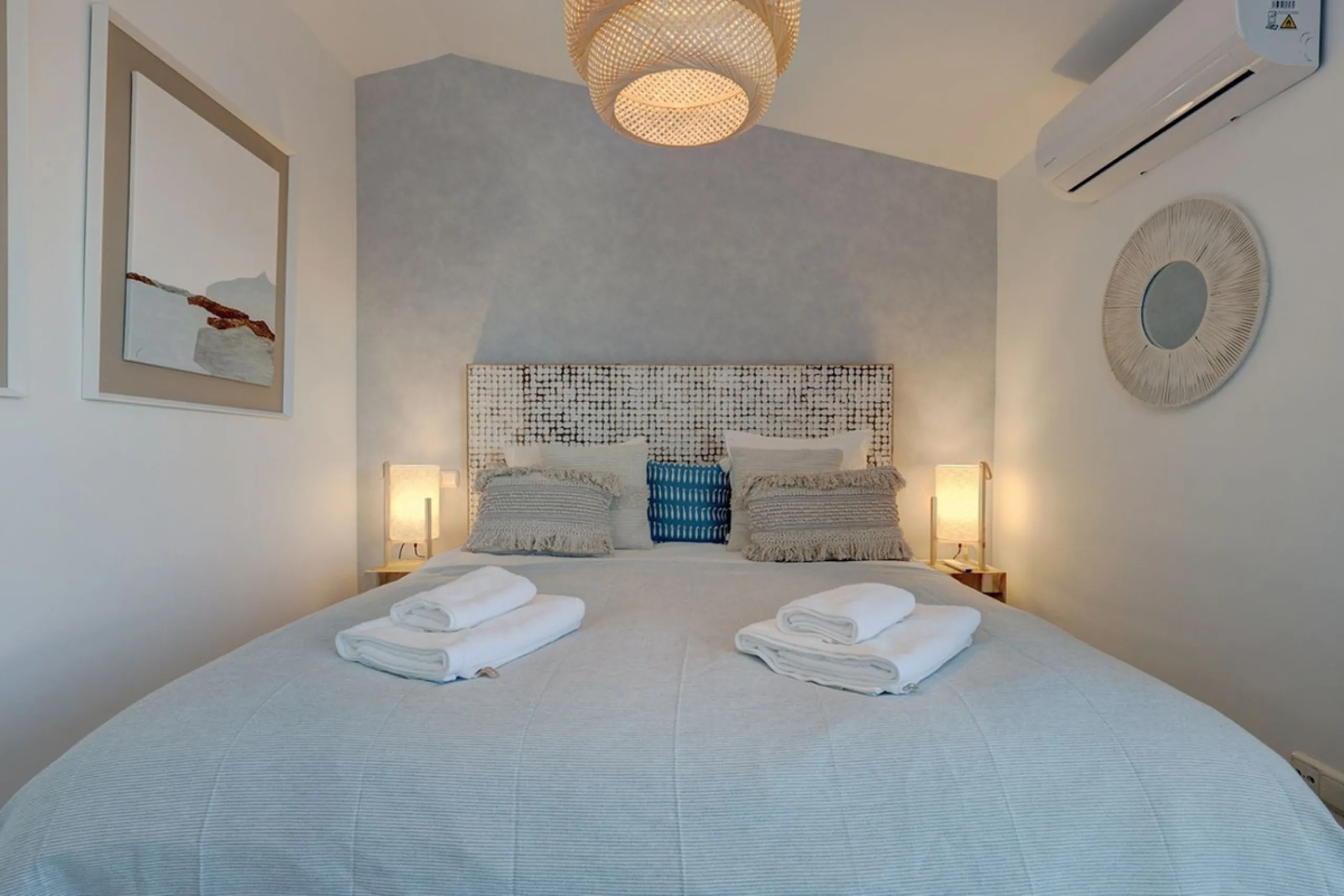 This amazing recently renovated duplex penthouse is located 5 minutes from MarbellaCenter in a complex 2 minutes walking distance to the sea with stunning gardens, tennis courts and swimming pools. Thanks to the careful design, the apartment is an island 