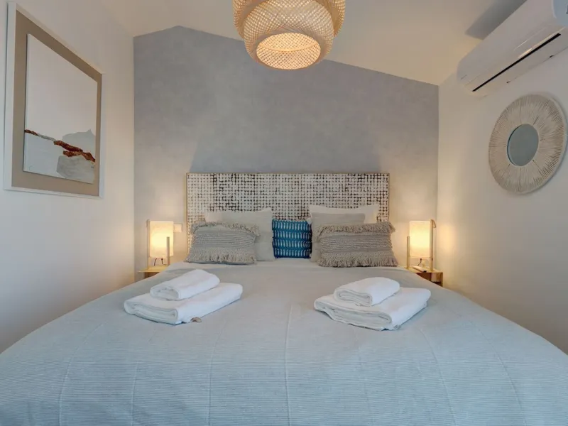 This amazing recently renovated duplex penthouse is located 5 minutes from MarbellaCenter in a complex 2 minutes walking distance to the sea with stunning gardens, tennis courts and swimming pools. Thanks to the careful design, the apartment is an island 