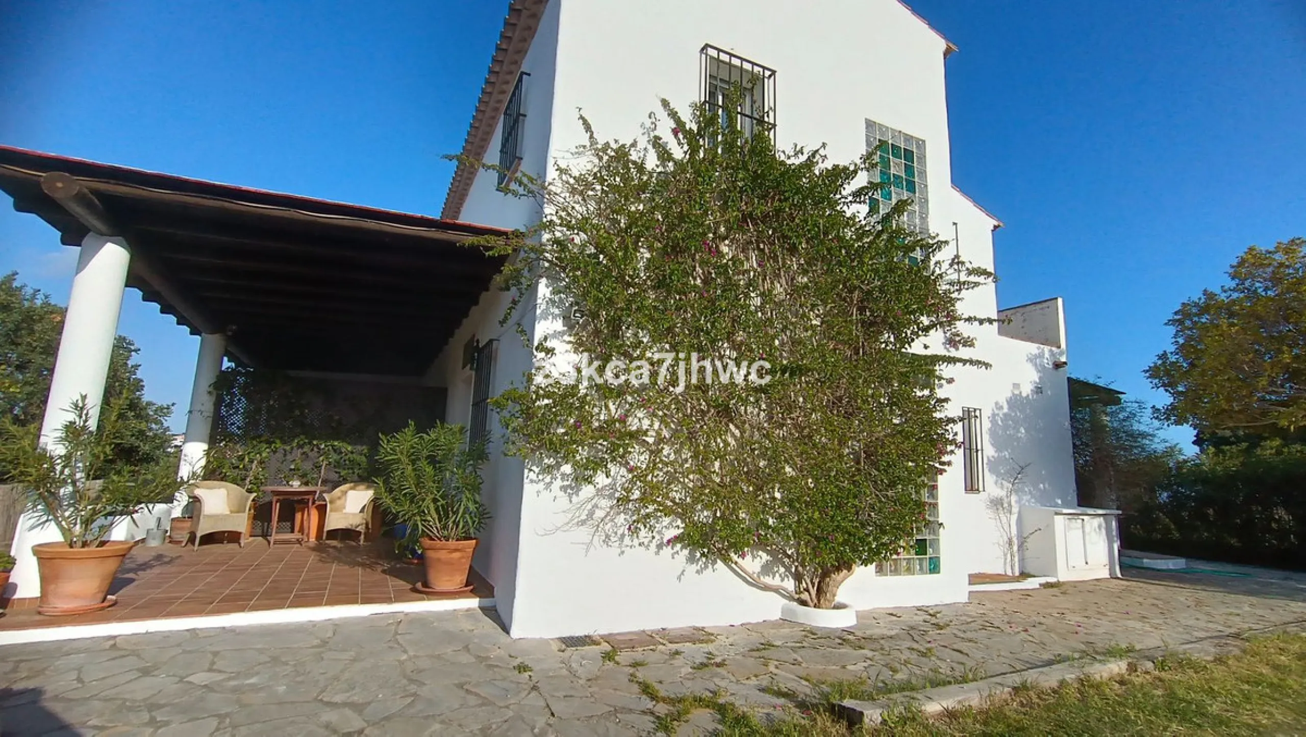 House - Detached Villa в продаже в Estepona, Málaga. В доме 4 спален и 4 ванных комнат. Площадь дома 274 м². Площадь участка 4112 м²
