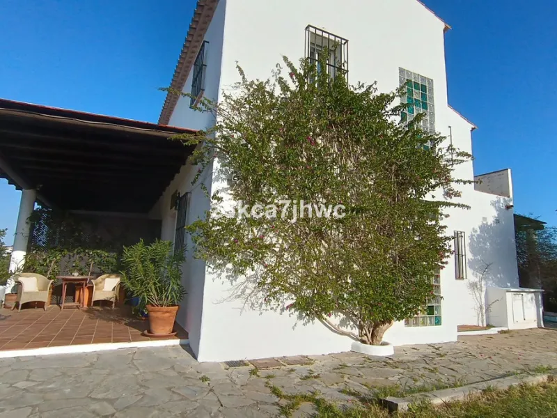 House - Detached Villa в продаже в Estepona, Málaga. В доме 4 спален и 4 ванных комнат. Площадь дома 274 м². Площадь участка 4112 м²