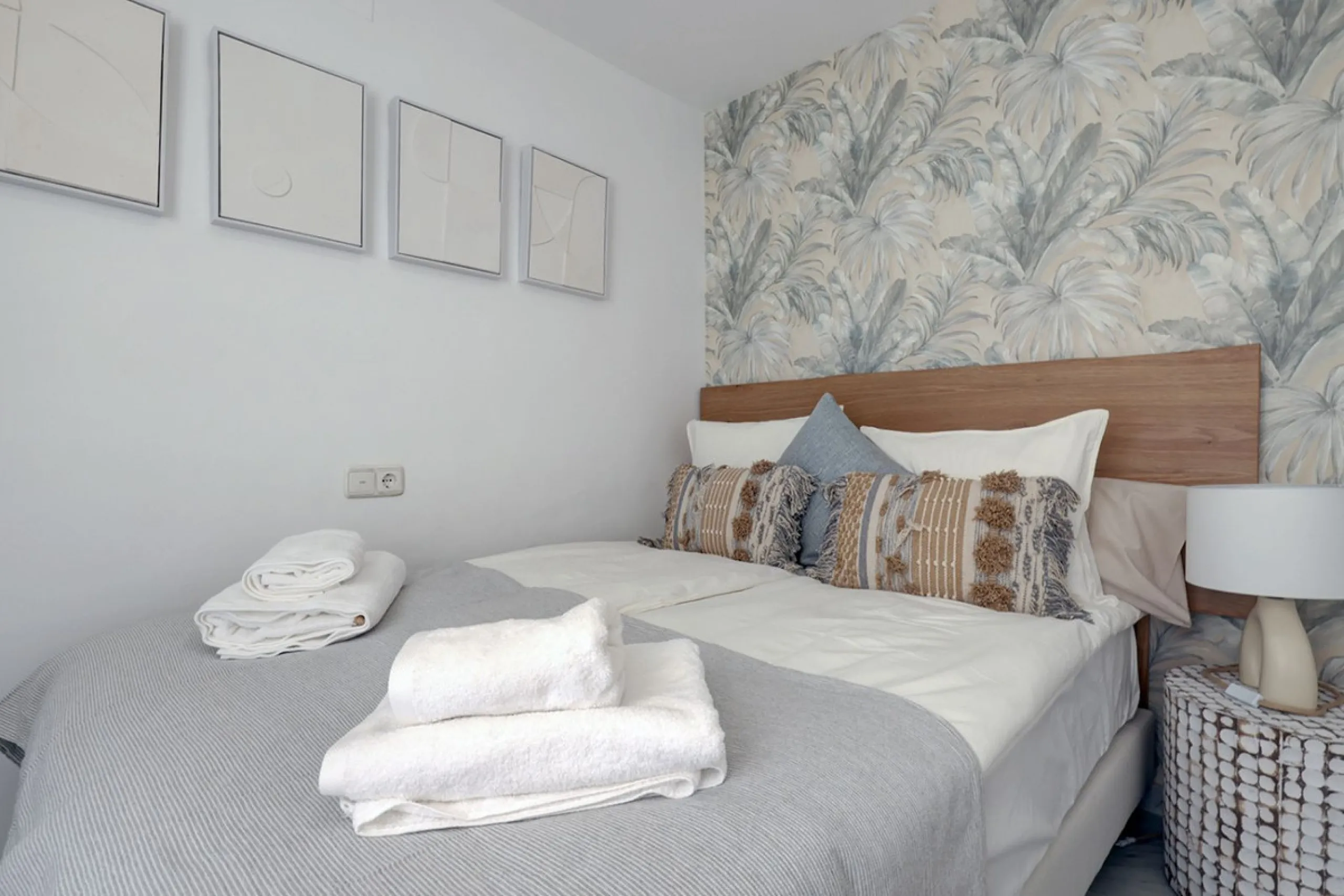 This amazing recently renovated duplex penthouse is located 5 minutes from MarbellaCenter in a complex 2 minutes walking distance to the sea with stunning gardens, tennis courts and swimming pools. Thanks to the careful design, the apartment is an island 