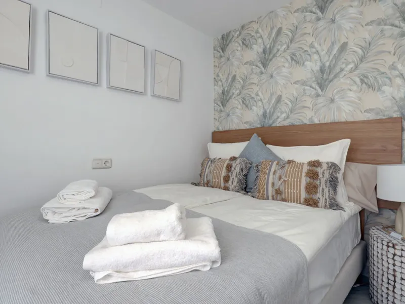 This amazing recently renovated duplex penthouse is located 5 minutes from MarbellaCenter in a complex 2 minutes walking distance to the sea with stunning gardens, tennis courts and swimming pools. Thanks to the careful design, the apartment is an island 