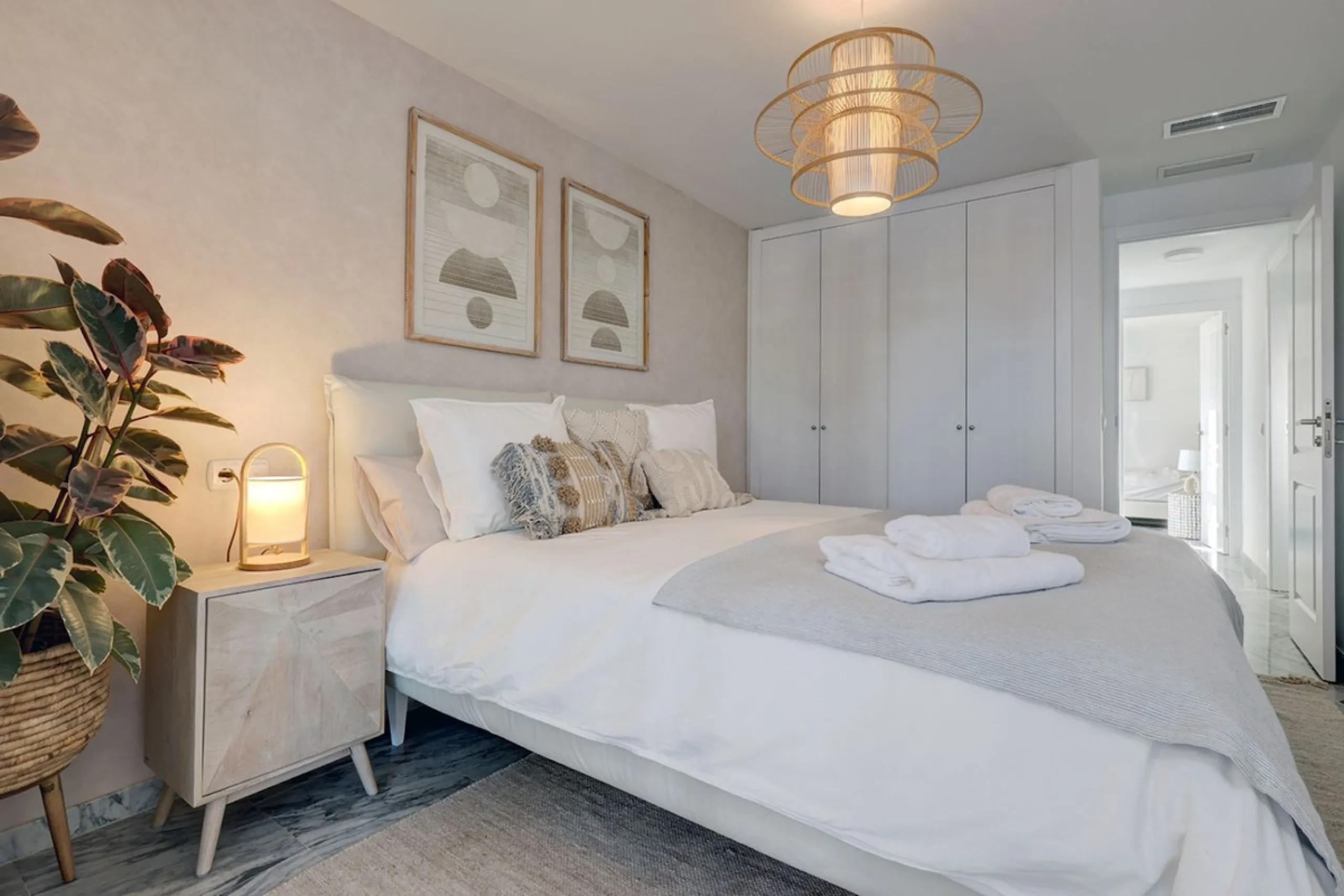 This amazing recently renovated duplex penthouse is located 5 minutes from MarbellaCenter in a complex 2 minutes walking distance to the sea with stunning gardens, tennis courts and swimming pools. Thanks to the careful design, the apartment is an island 