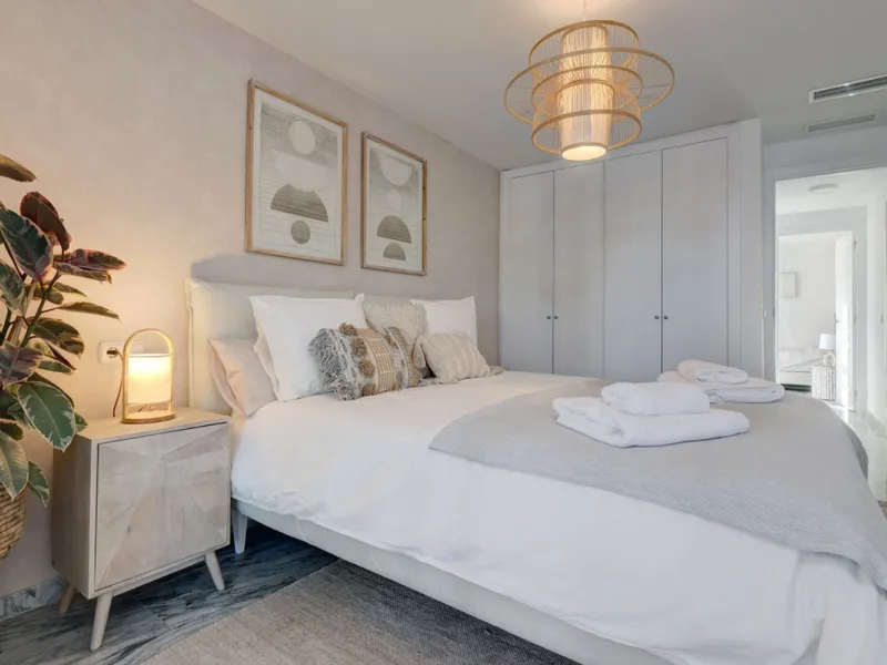 This amazing recently renovated duplex penthouse is located 5 minutes from MarbellaCenter in a complex 2 minutes walking distance to the sea with stunning gardens, tennis courts and swimming pools. Thanks to the careful design, the apartment is an island 