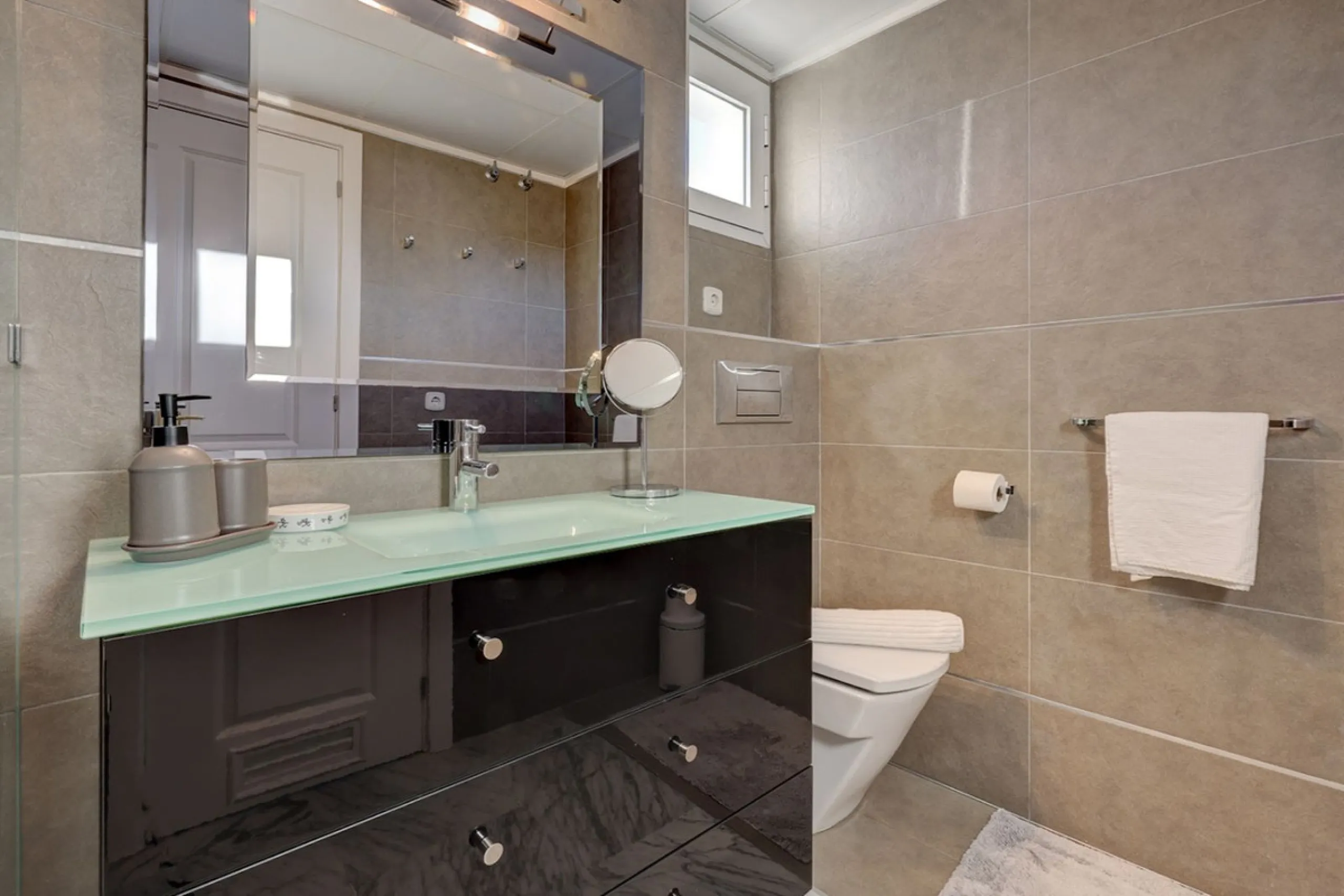 This amazing recently renovated duplex penthouse is located 5 minutes from MarbellaCenter in a complex 2 minutes walking distance to the sea with stunning gardens, tennis courts and swimming pools. Thanks to the careful design, the apartment is an island 
