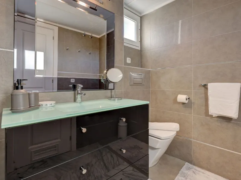 This amazing recently renovated duplex penthouse is located 5 minutes from MarbellaCenter in a complex 2 minutes walking distance to the sea with stunning gardens, tennis courts and swimming pools. Thanks to the careful design, the apartment is an island 