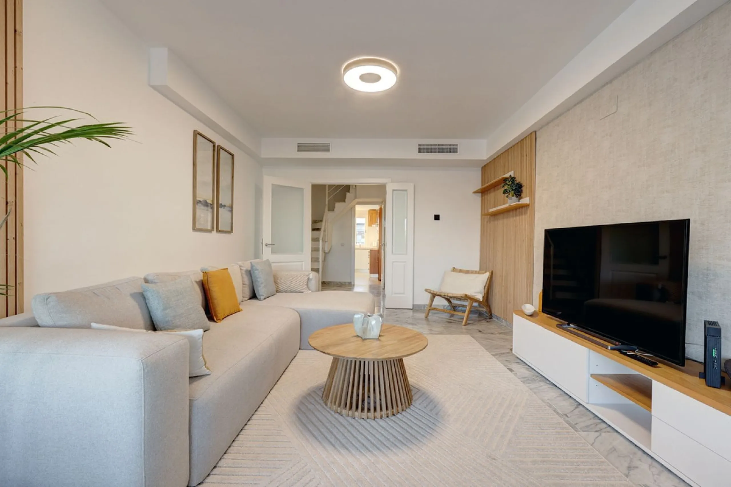 This amazing recently renovated duplex penthouse is located 5 minutes from MarbellaCenter in a complex 2 minutes walking distance to the sea with stunning gardens, tennis courts and swimming pools. Thanks to the careful design, the apartment is an island 