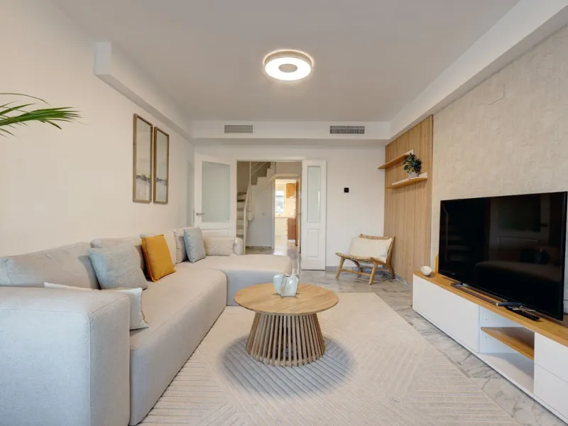 This amazing recently renovated duplex penthouse is located 5 minutes from MarbellaCenter in a complex 2 minutes walking distance to the sea with stunning gardens, tennis courts and swimming pools. Thanks to the careful design, the apartment is an island 