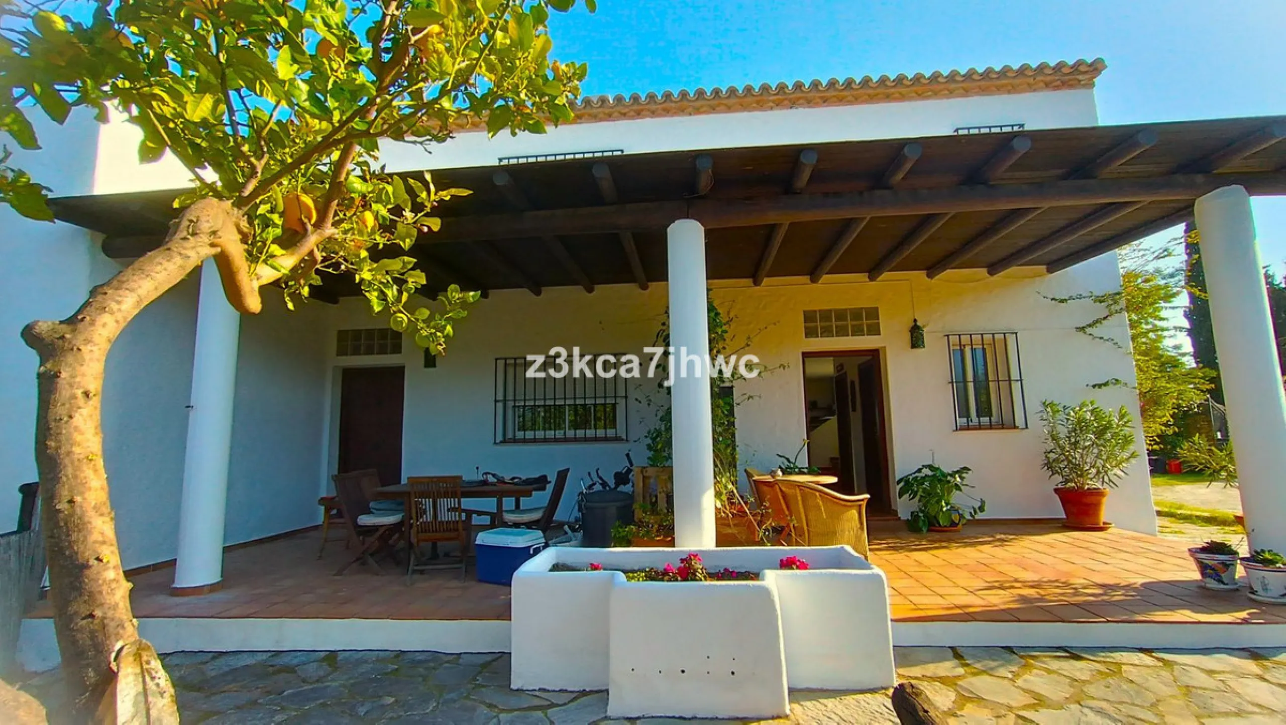 House - Detached Villa в продаже в Estepona, Málaga. В доме 4 спален и 4 ванных комнат. Площадь дома 274 м². Площадь участка 4112 м²