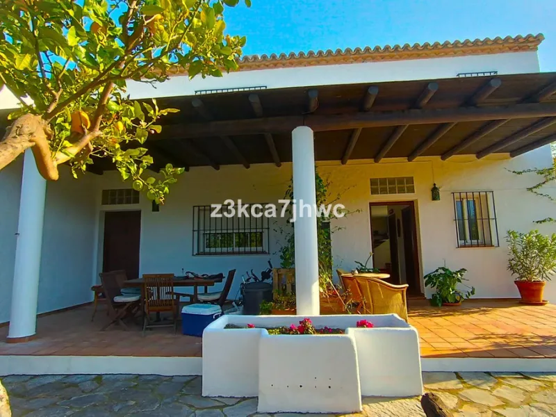 House - Detached Villa в продаже в Estepona, Málaga. В доме 4 спален и 4 ванных комнат. Площадь дома 274 м². Площадь участка 4112 м²