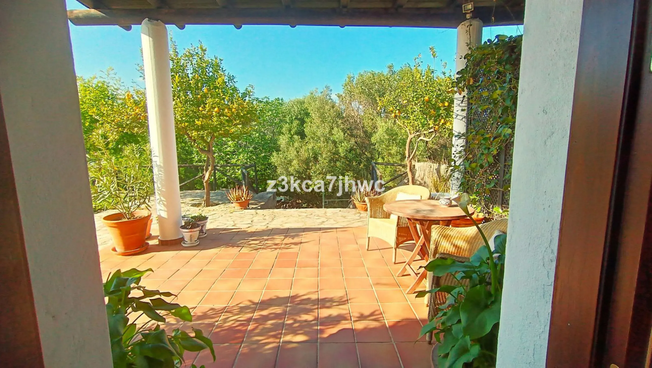 House - Detached Villa в продаже в Estepona, Málaga. В доме 4 спален и 4 ванных комнат. Площадь дома 274 м². Площадь участка 4112 м²