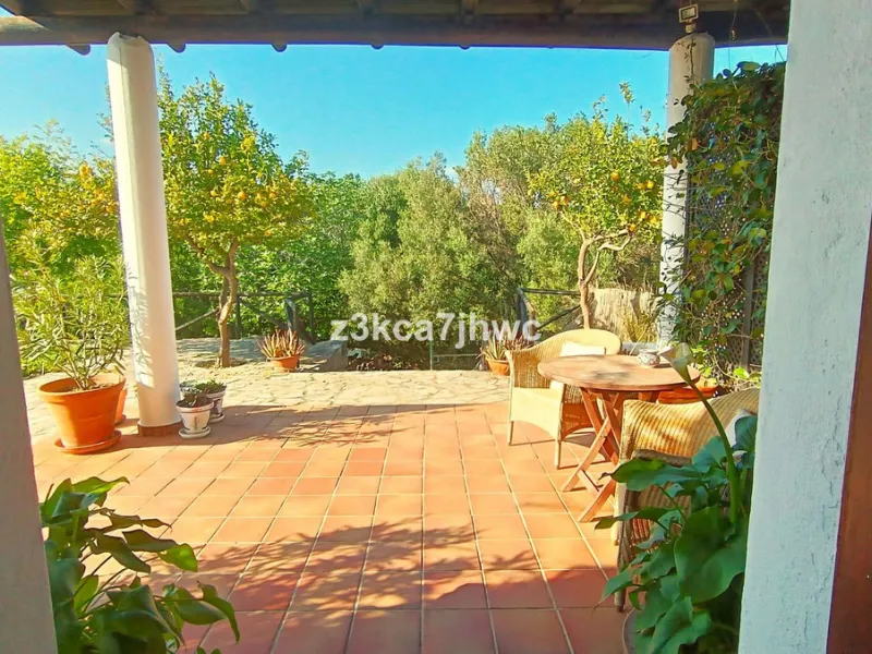 House - Detached Villa в продаже в Estepona, Málaga. В доме 4 спален и 4 ванных комнат. Площадь дома 274 м². Площадь участка 4112 м²