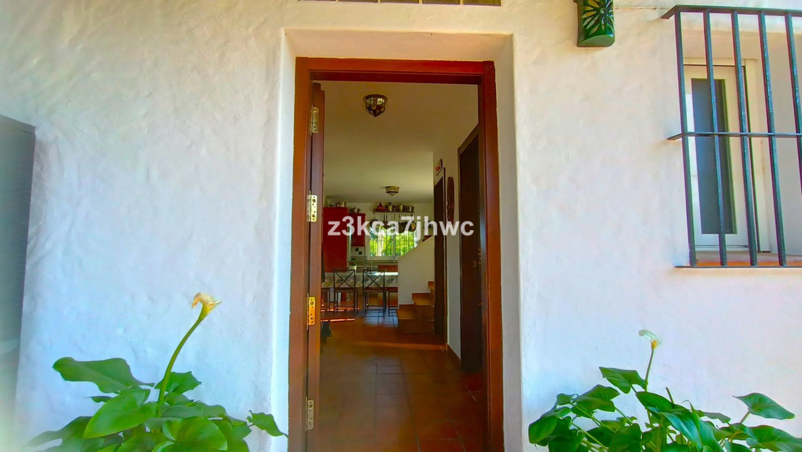 House - Detached Villa в продаже в Estepona, Málaga. В доме 4 спален и 4 ванных комнат. Площадь дома 274 м². Площадь участка 4112 м²