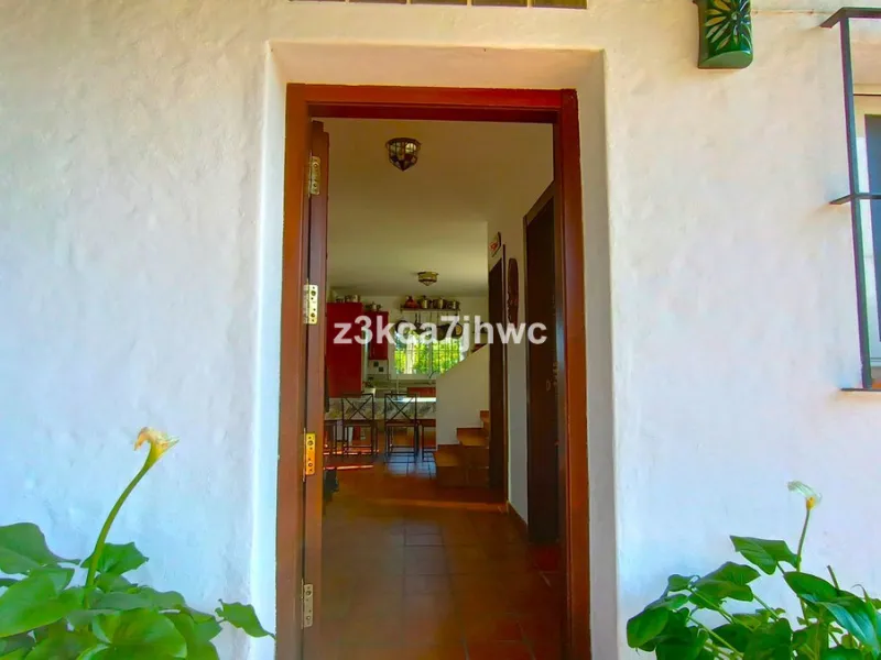 House - Detached Villa в продаже в Estepona, Málaga. В доме 4 спален и 4 ванных комнат. Площадь дома 274 м². Площадь участка 4112 м²