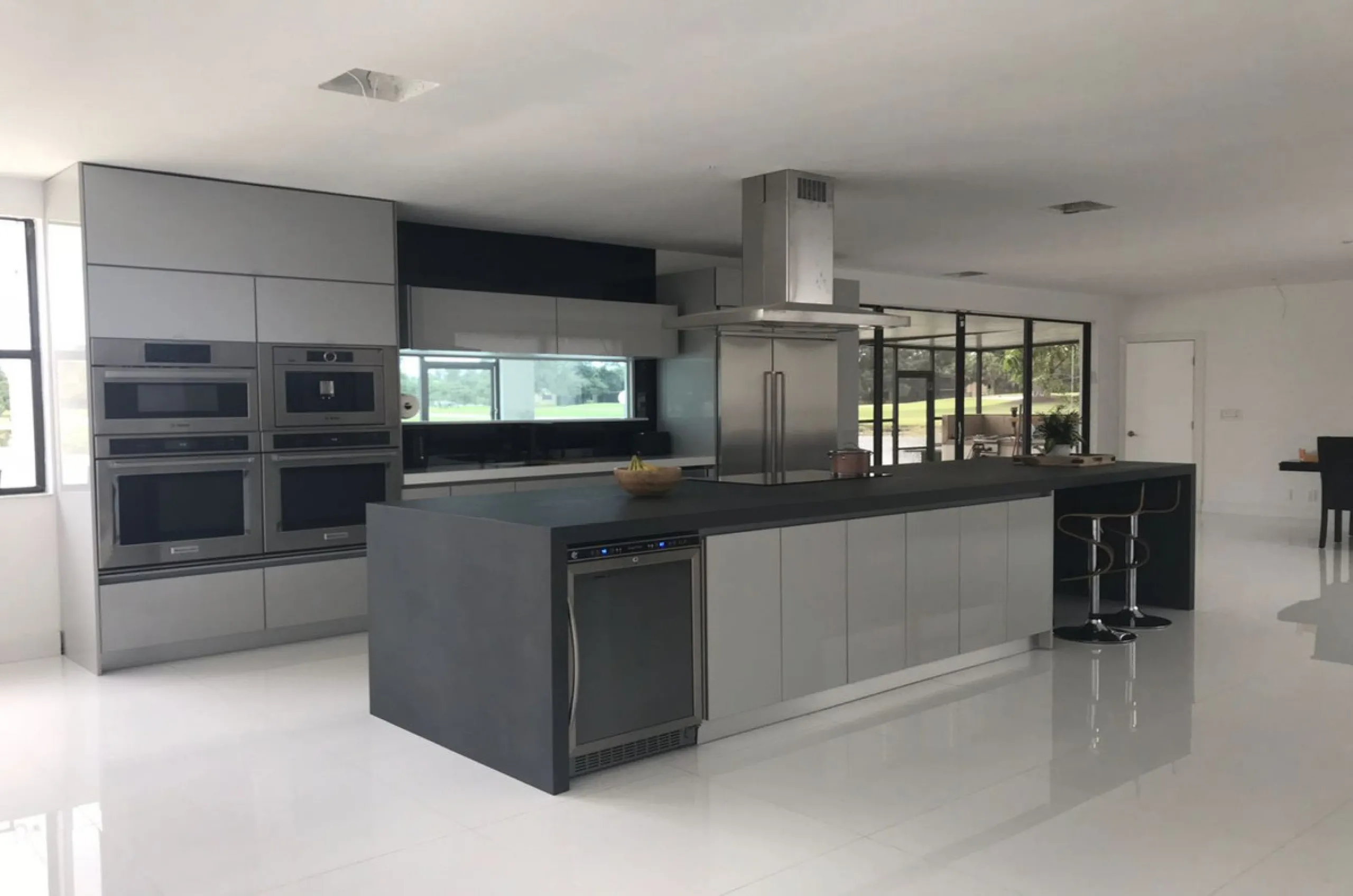Project and licenses approved so construction can start as soon as the client wants. Off-plan luxury villa, 1st line golf in La Cala Golf consisting of 2 floors and a huge solarium with terrace and pool. This property will have 5 bedrooms, a studio/bedroo