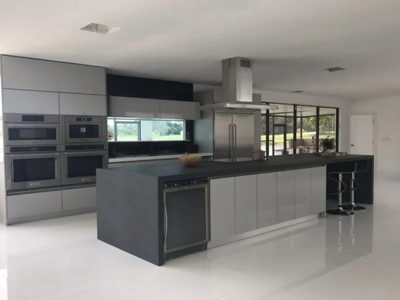 Project and licenses approved so construction can start as soon as the client wants. Off-plan luxury villa, 1st line golf in La Cala Golf consisting of 2 floors and a huge solarium with terrace and pool. This property will have 5 bedrooms, a studio/bedroo