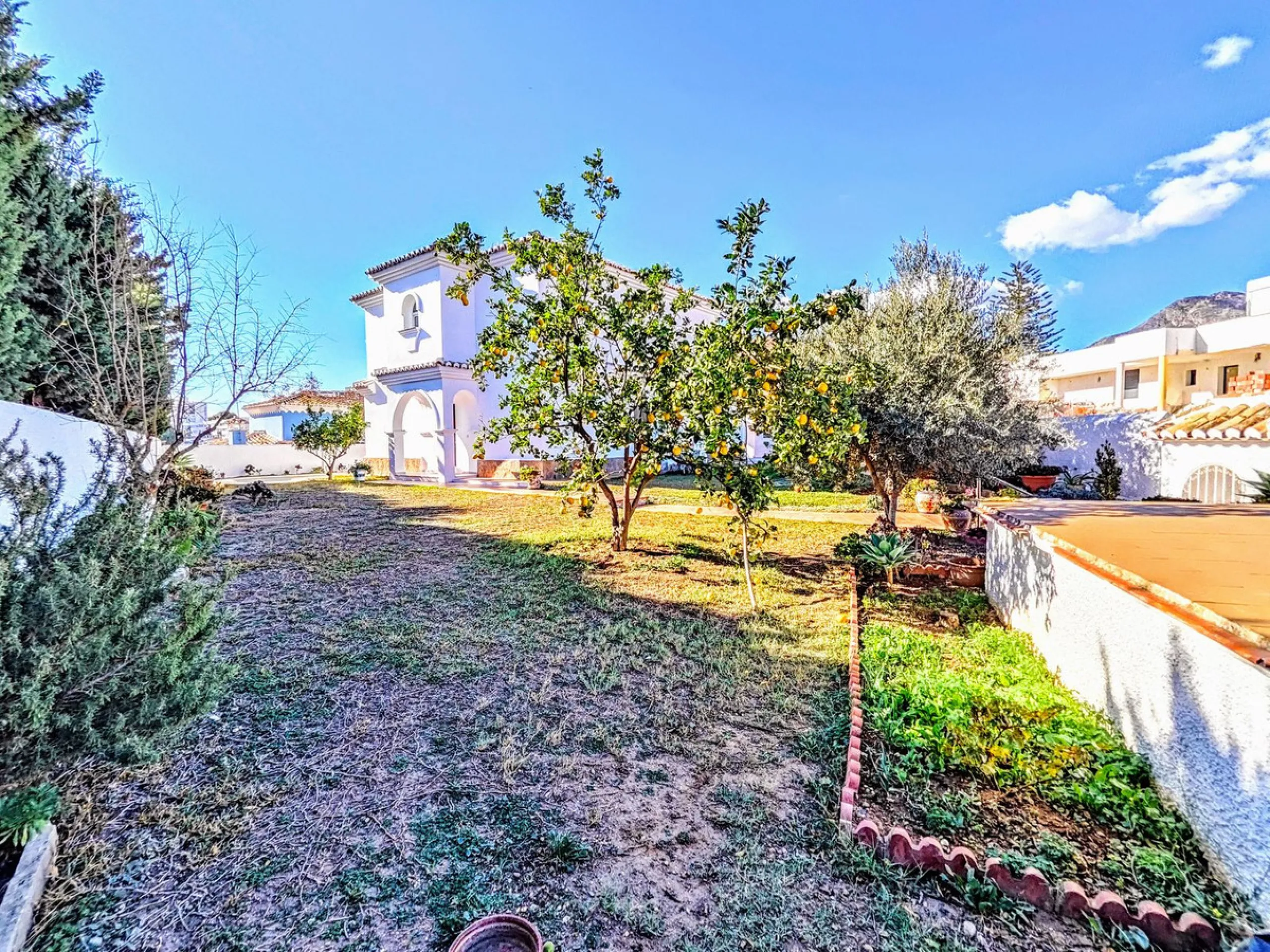 House - Detached Villa в продаже в Benalmadena, Málaga. В доме 4 спален и 2 ванных комнат. Площадь дома 206 м². Площадь участка 636 м²