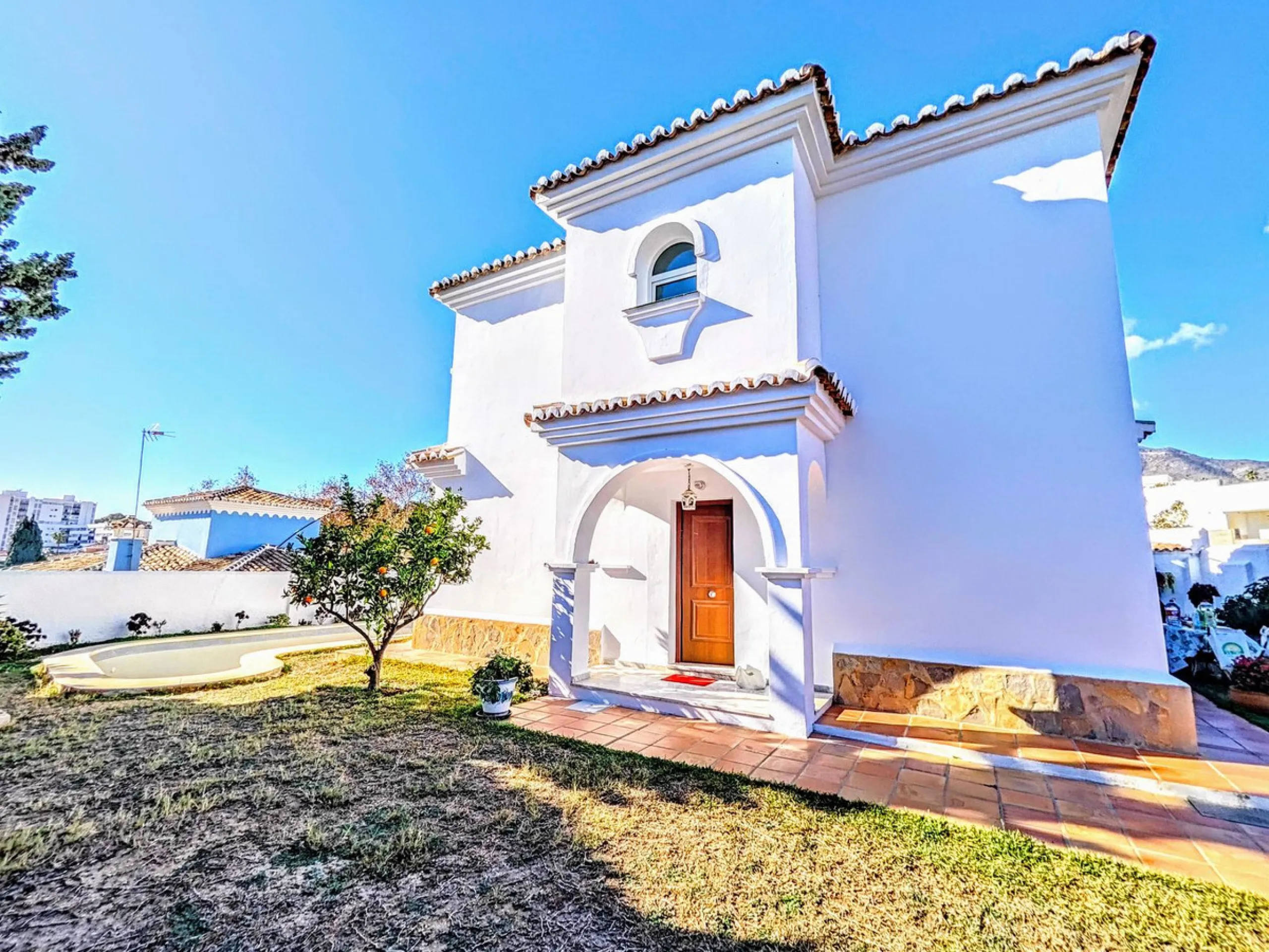 House - Detached Villa в продаже в Benalmadena, Málaga. В доме 4 спален и 2 ванных комнат. Площадь дома 206 м². Площадь участка 636 м²