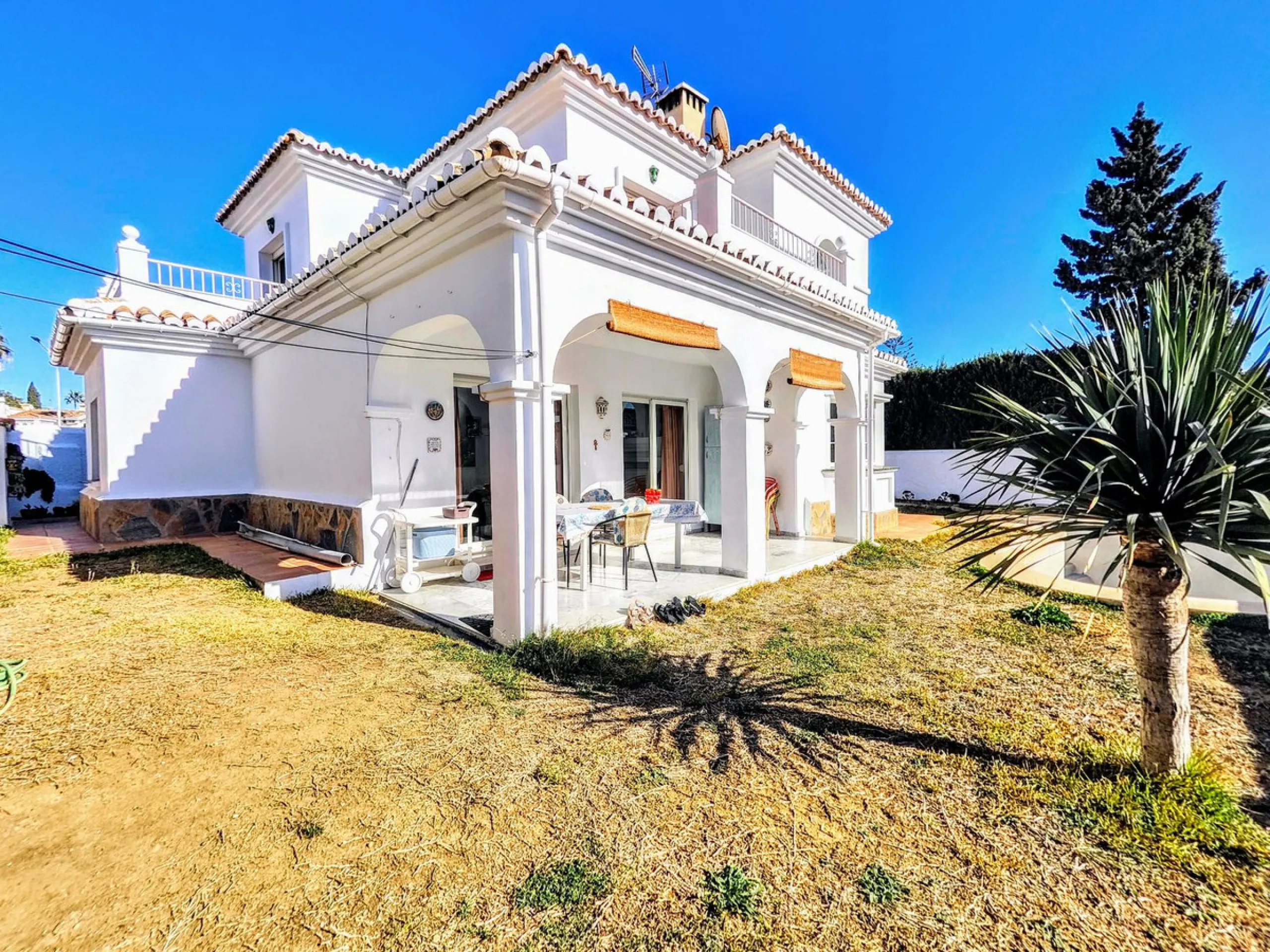 House - Detached Villa в продаже в Benalmadena, Málaga. В доме 4 спален и 2 ванных комнат. Площадь дома 206 м². Площадь участка 636 м²