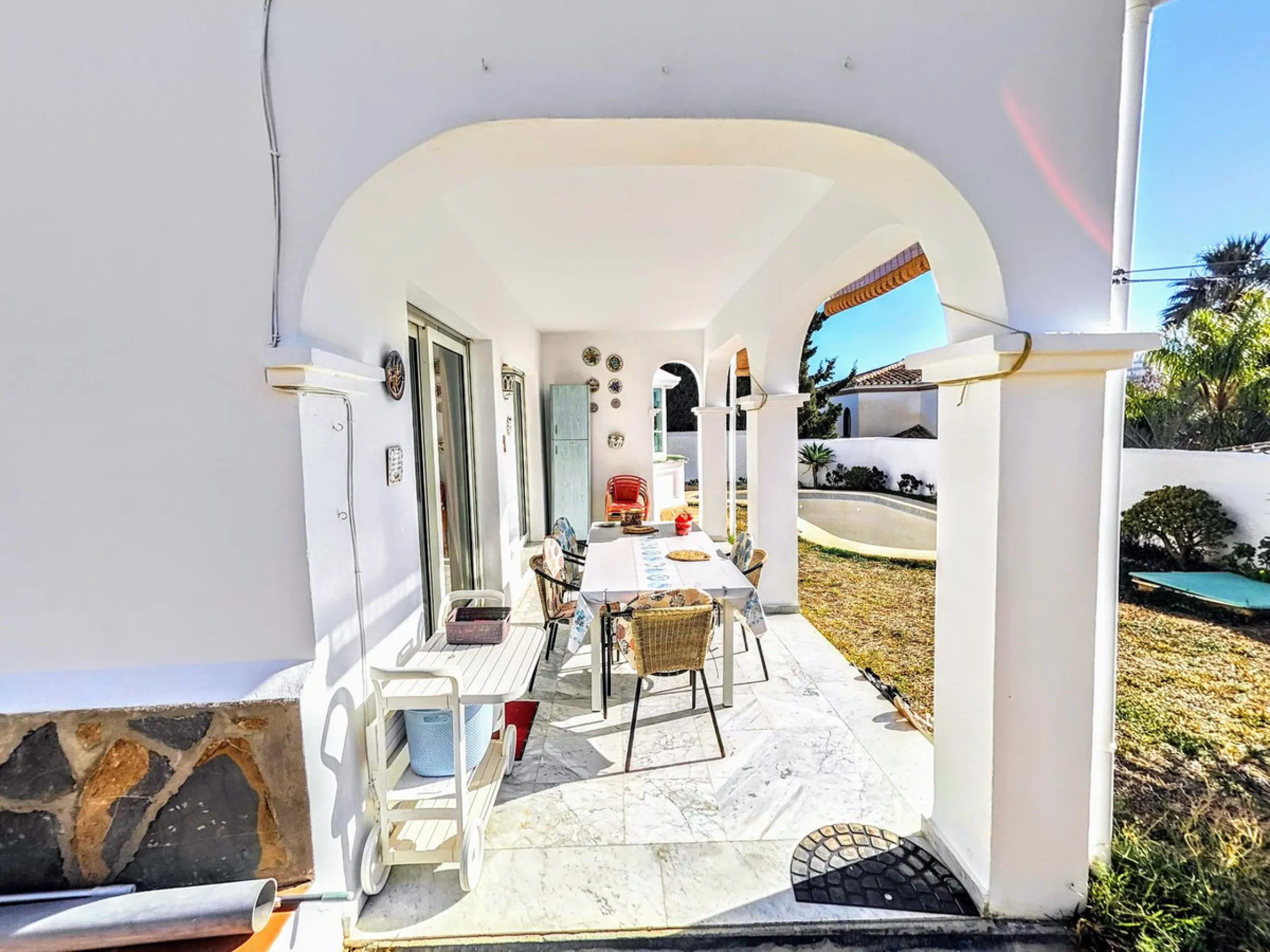 House - Detached Villa в продаже в Benalmadena, Málaga. В доме 4 спален и 2 ванных комнат. Площадь дома 206 м². Площадь участка 636 м²