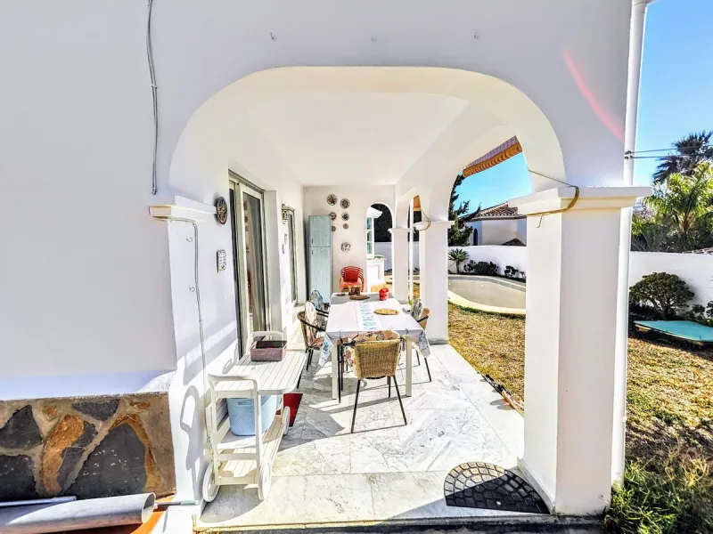 House - Detached Villa в продаже в Benalmadena, Málaga. В доме 4 спален и 2 ванных комнат. Площадь дома 206 м². Площадь участка 636 м²