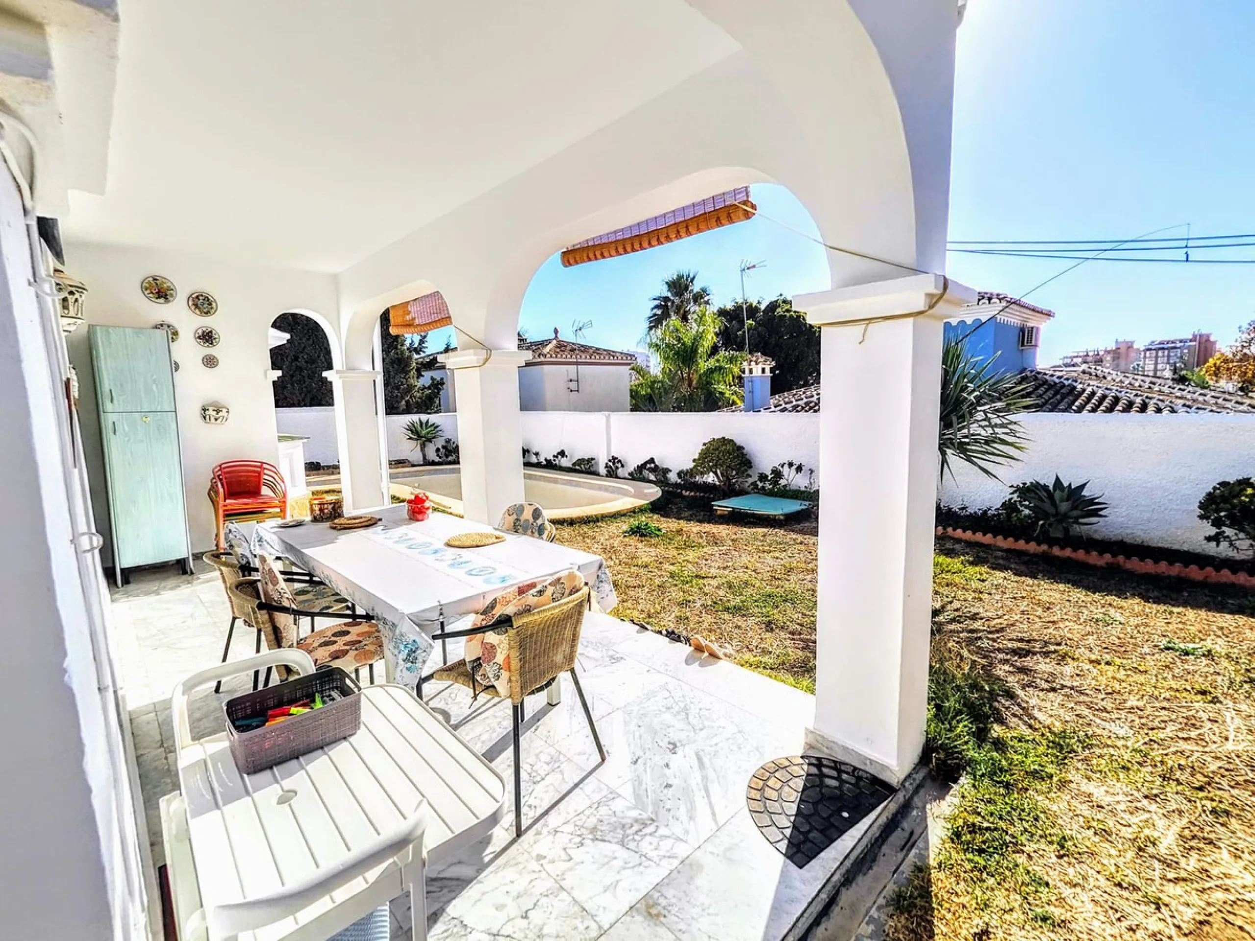 House - Detached Villa в продаже в Benalmadena, Málaga. В доме 4 спален и 2 ванных комнат. Площадь дома 206 м². Площадь участка 636 м²