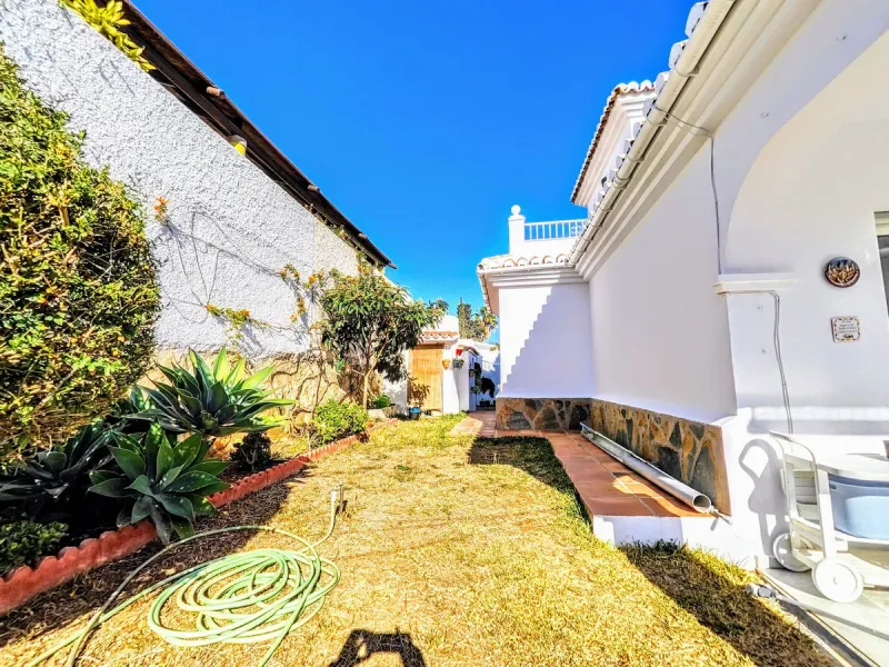 House - Detached Villa в продаже в Benalmadena, Málaga. В доме 4 спален и 2 ванных комнат. Площадь дома 206 м². Площадь участка 636 м²