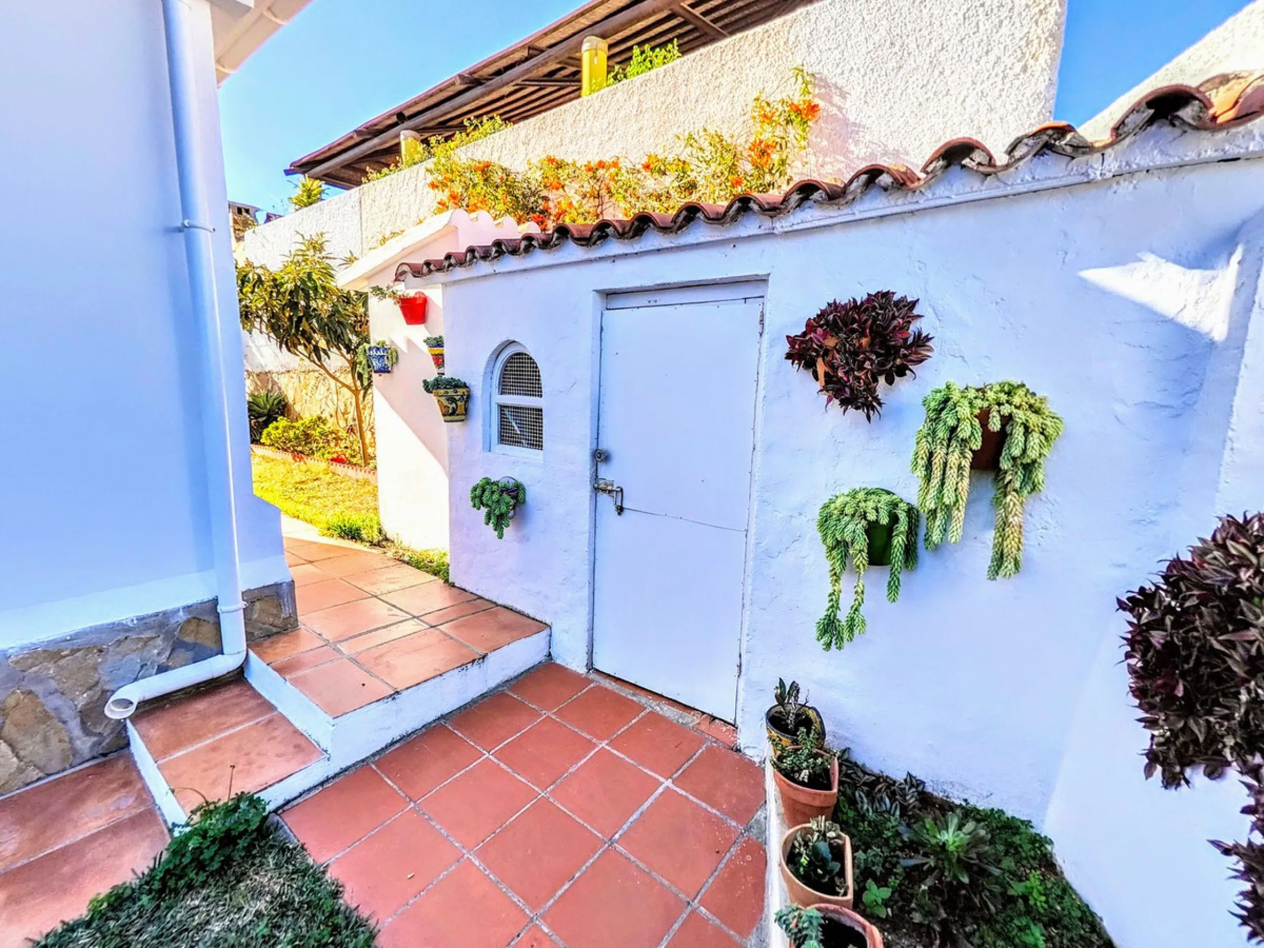 House - Detached Villa в продаже в Benalmadena, Málaga. В доме 4 спален и 2 ванных комнат. Площадь дома 206 м². Площадь участка 636 м²