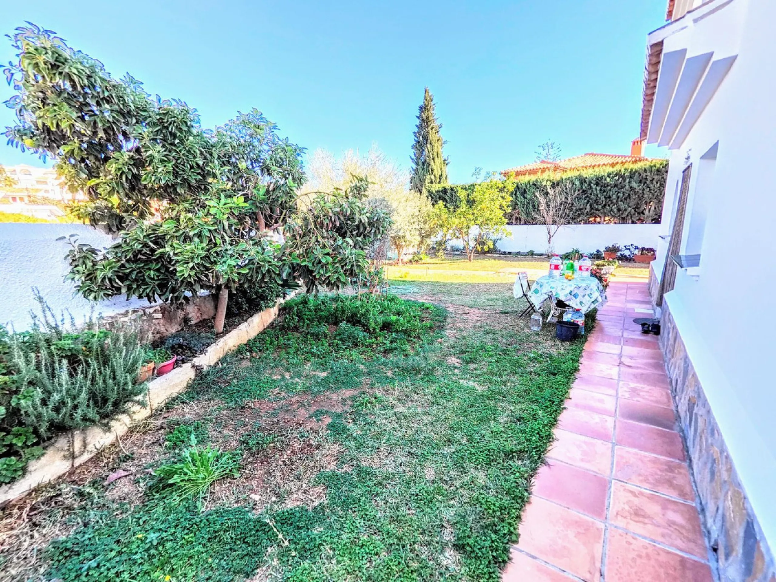 House - Detached Villa в продаже в Benalmadena, Málaga. В доме 4 спален и 2 ванных комнат. Площадь дома 206 м². Площадь участка 636 м²