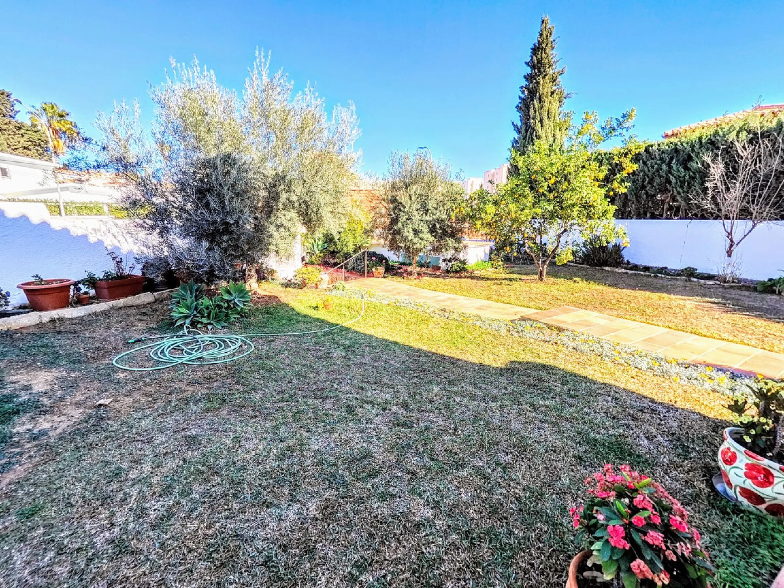 House - Detached Villa в продаже в Benalmadena, Málaga. В доме 4 спален и 2 ванных комнат. Площадь дома 206 м². Площадь участка 636 м²