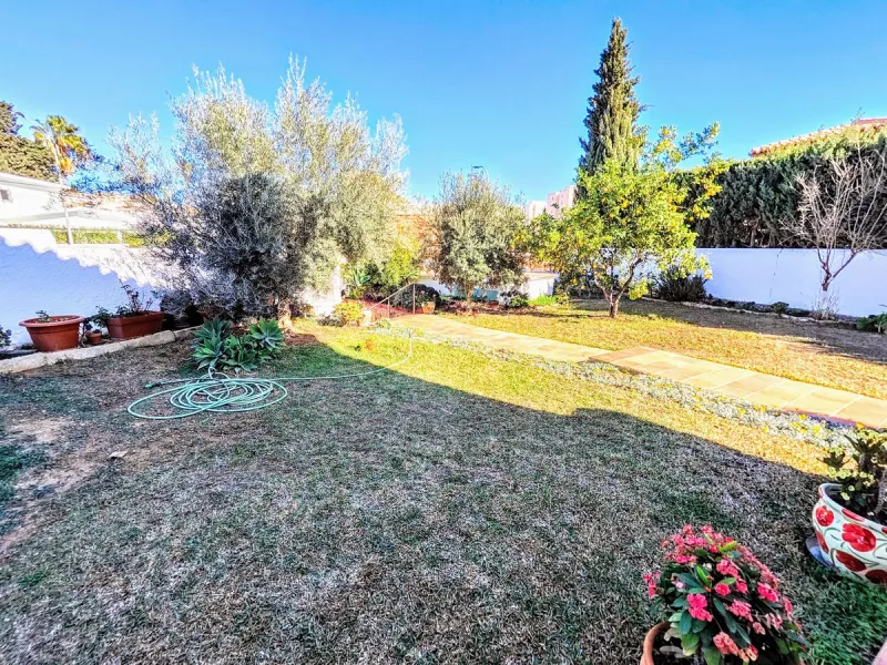 House - Detached Villa в продаже в Benalmadena, Málaga. В доме 4 спален и 2 ванных комнат. Площадь дома 206 м². Площадь участка 636 м²
