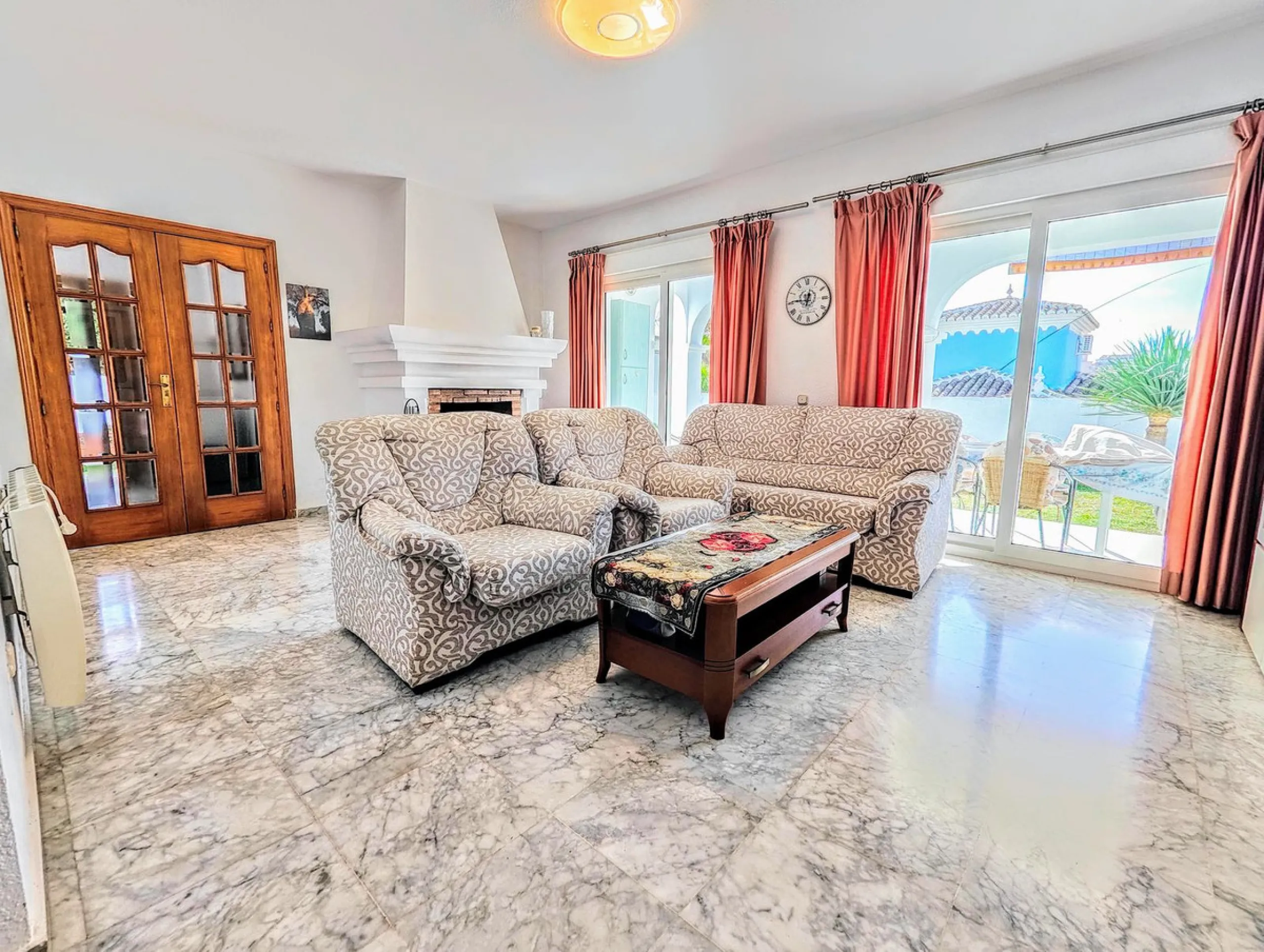 House - Detached Villa в продаже в Benalmadena, Málaga. В доме 4 спален и 2 ванных комнат. Площадь дома 206 м². Площадь участка 636 м²