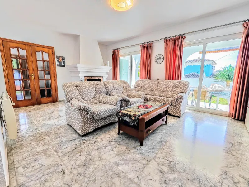 House - Detached Villa в продаже в Benalmadena, Málaga. В доме 4 спален и 2 ванных комнат. Площадь дома 206 м². Площадь участка 636 м²