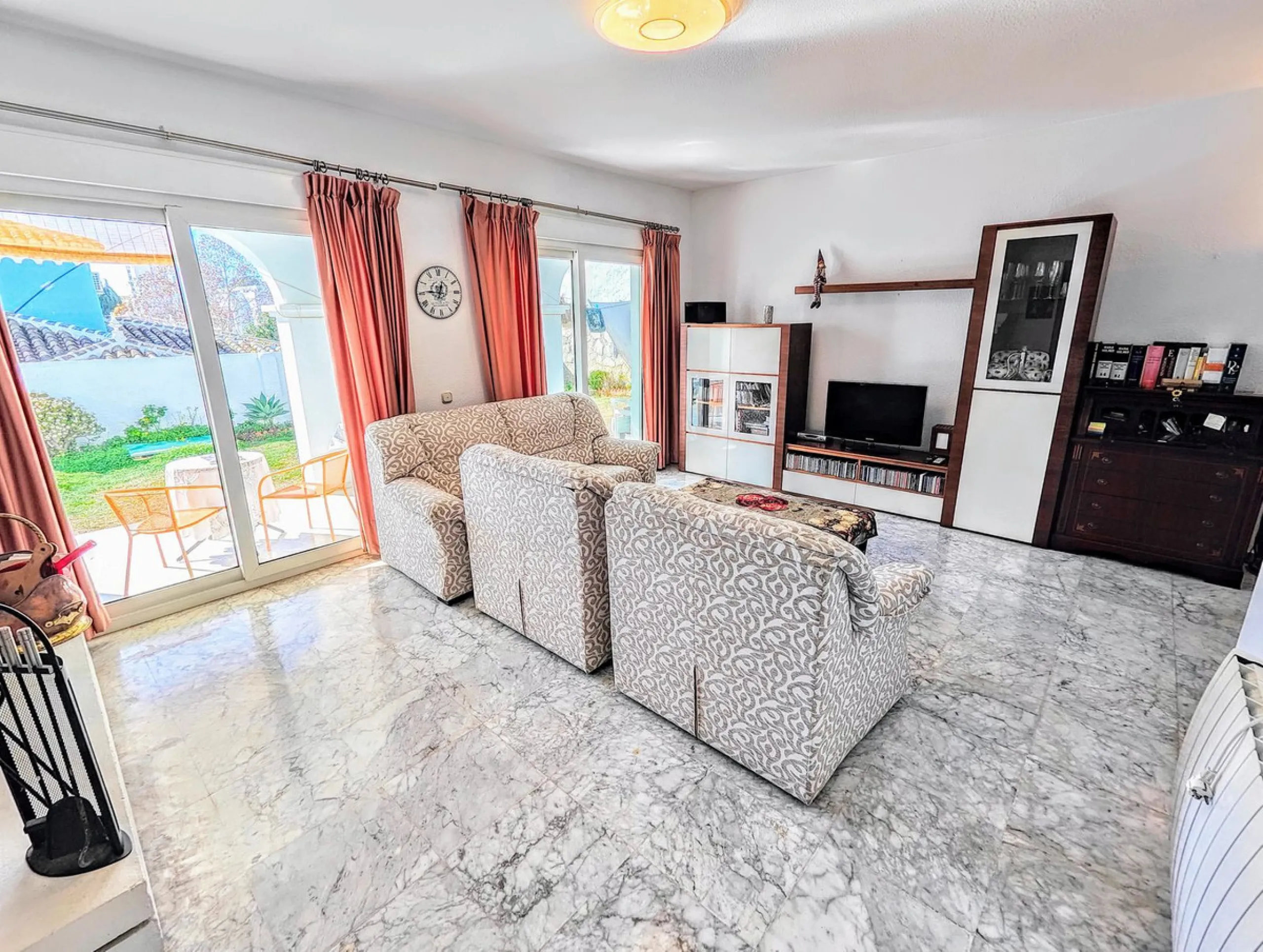 House - Detached Villa в продаже в Benalmadena, Málaga. В доме 4 спален и 2 ванных комнат. Площадь дома 206 м². Площадь участка 636 м²