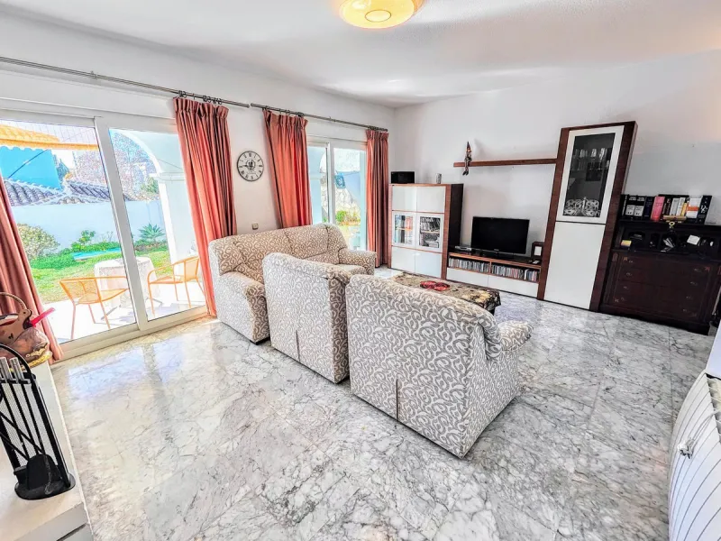 House - Detached Villa в продаже в Benalmadena, Málaga. В доме 4 спален и 2 ванных комнат. Площадь дома 206 м². Площадь участка 636 м²