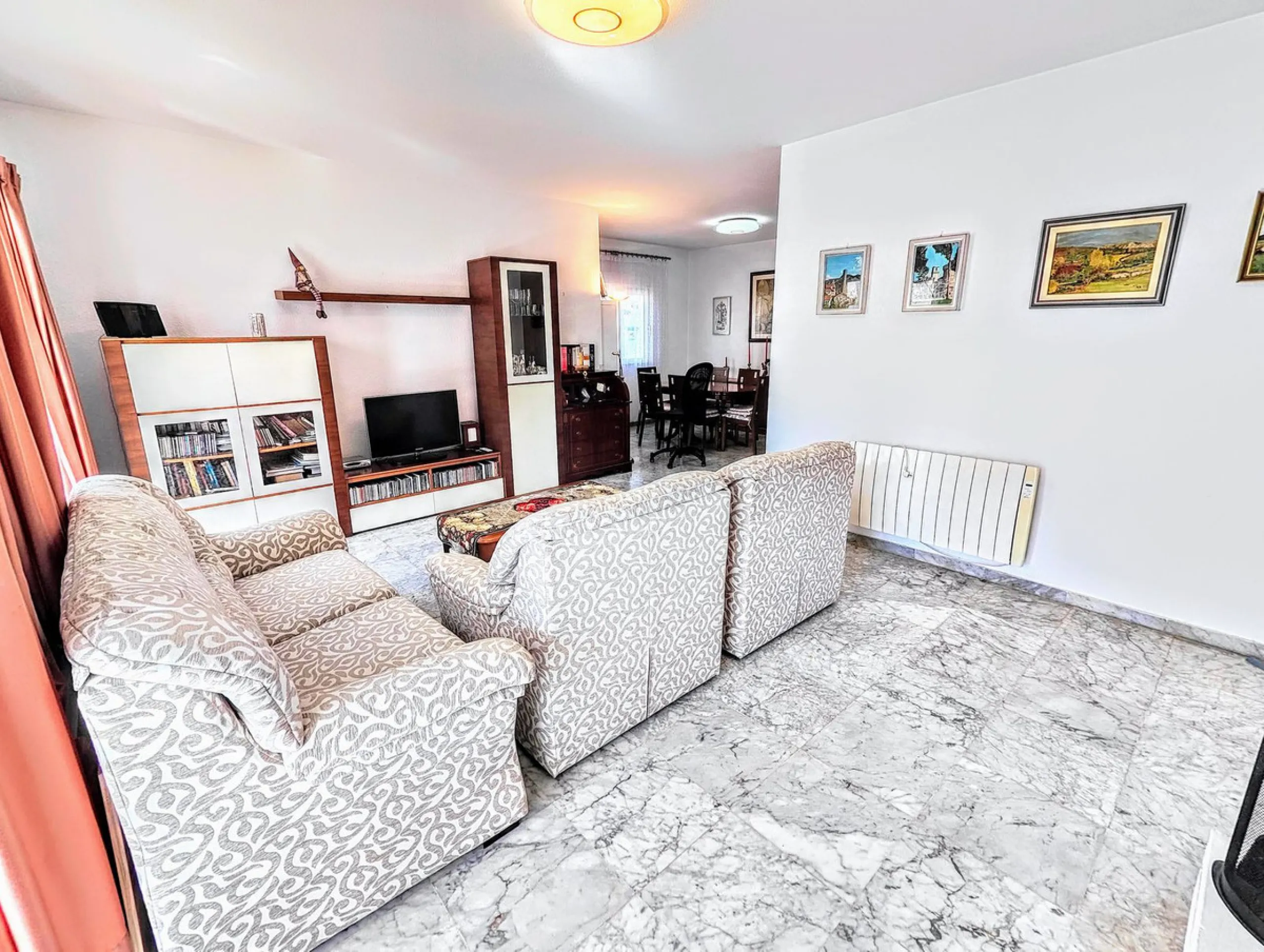 House - Detached Villa в продаже в Benalmadena, Málaga. В доме 4 спален и 2 ванных комнат. Площадь дома 206 м². Площадь участка 636 м²